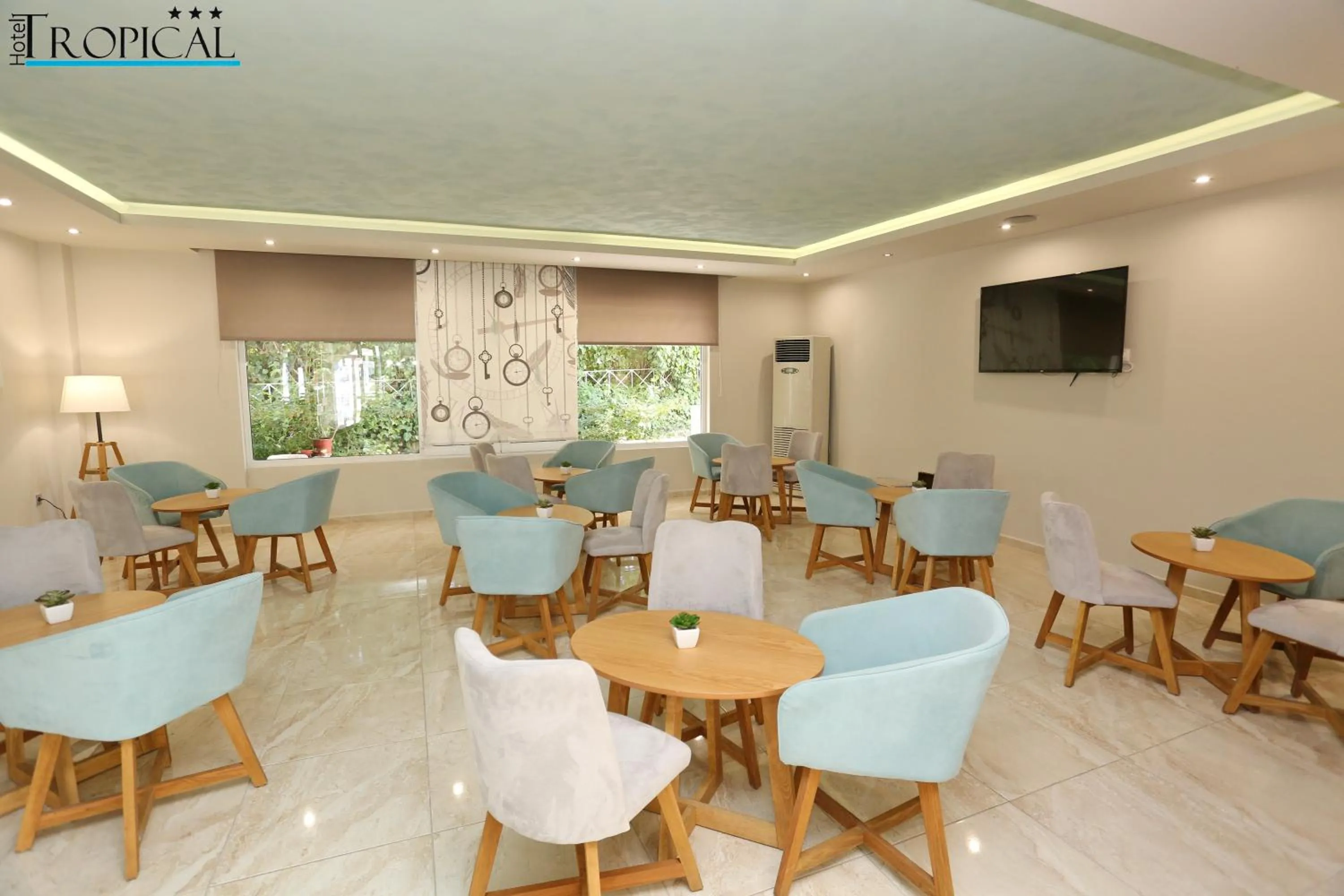 Communal lounge/ TV room in Tropical