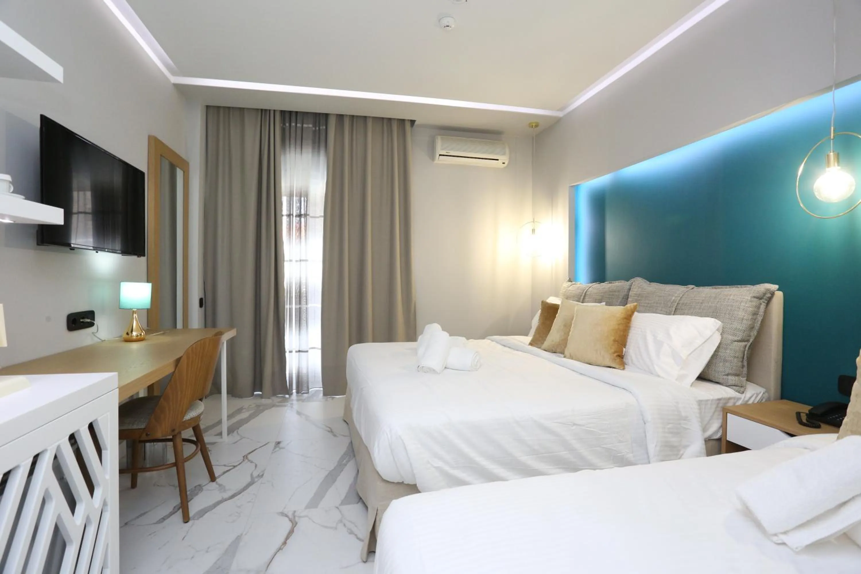 Photo of the whole room, Bed in Tropical