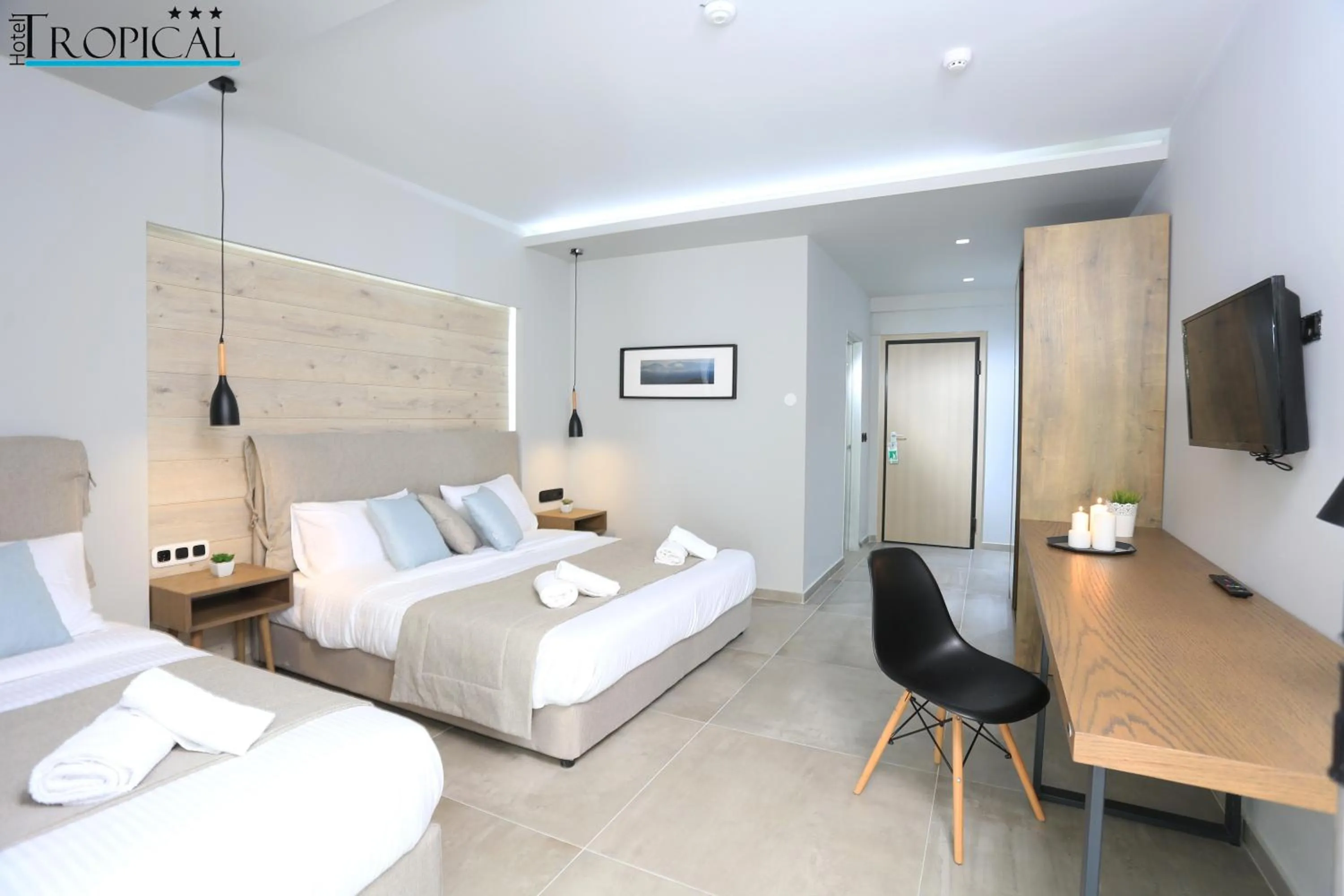 Photo of the whole room, Bed in Tropical