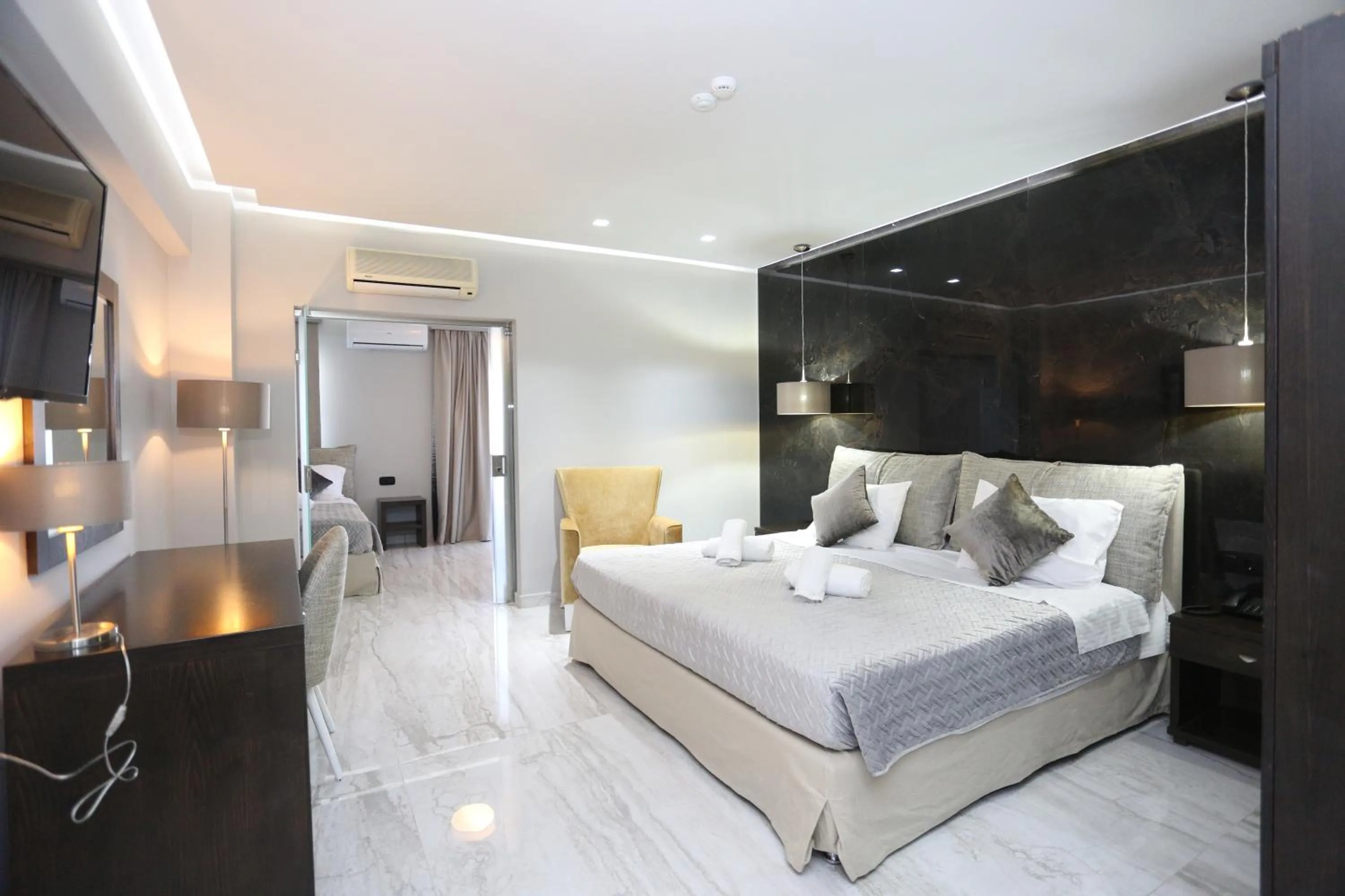 Photo of the whole room, Bed in Tropical