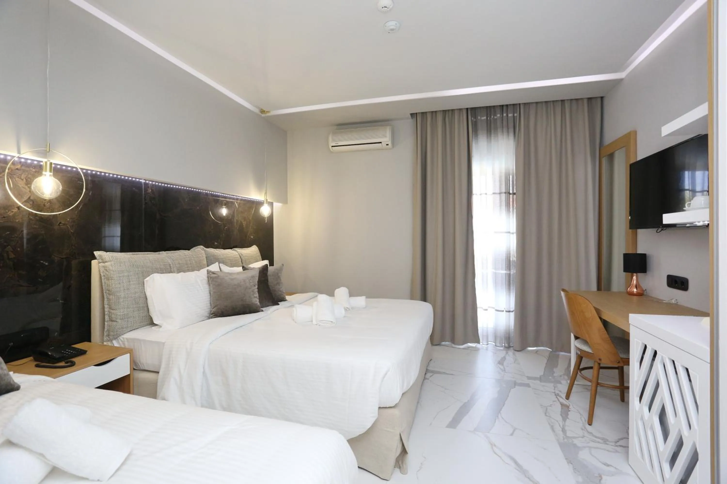 Photo of the whole room, Bed in Tropical