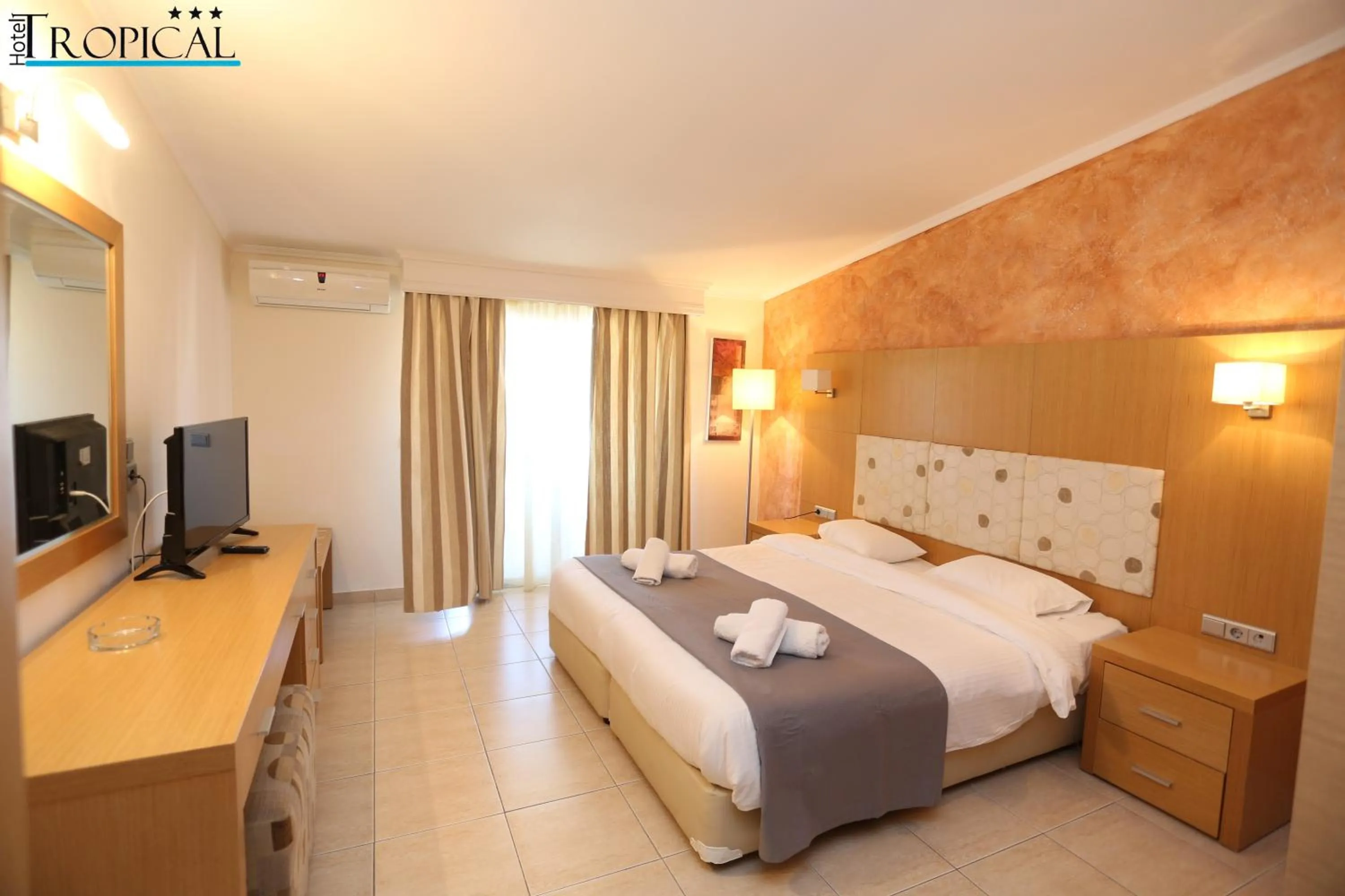 Photo of the whole room, Bed in Tropical