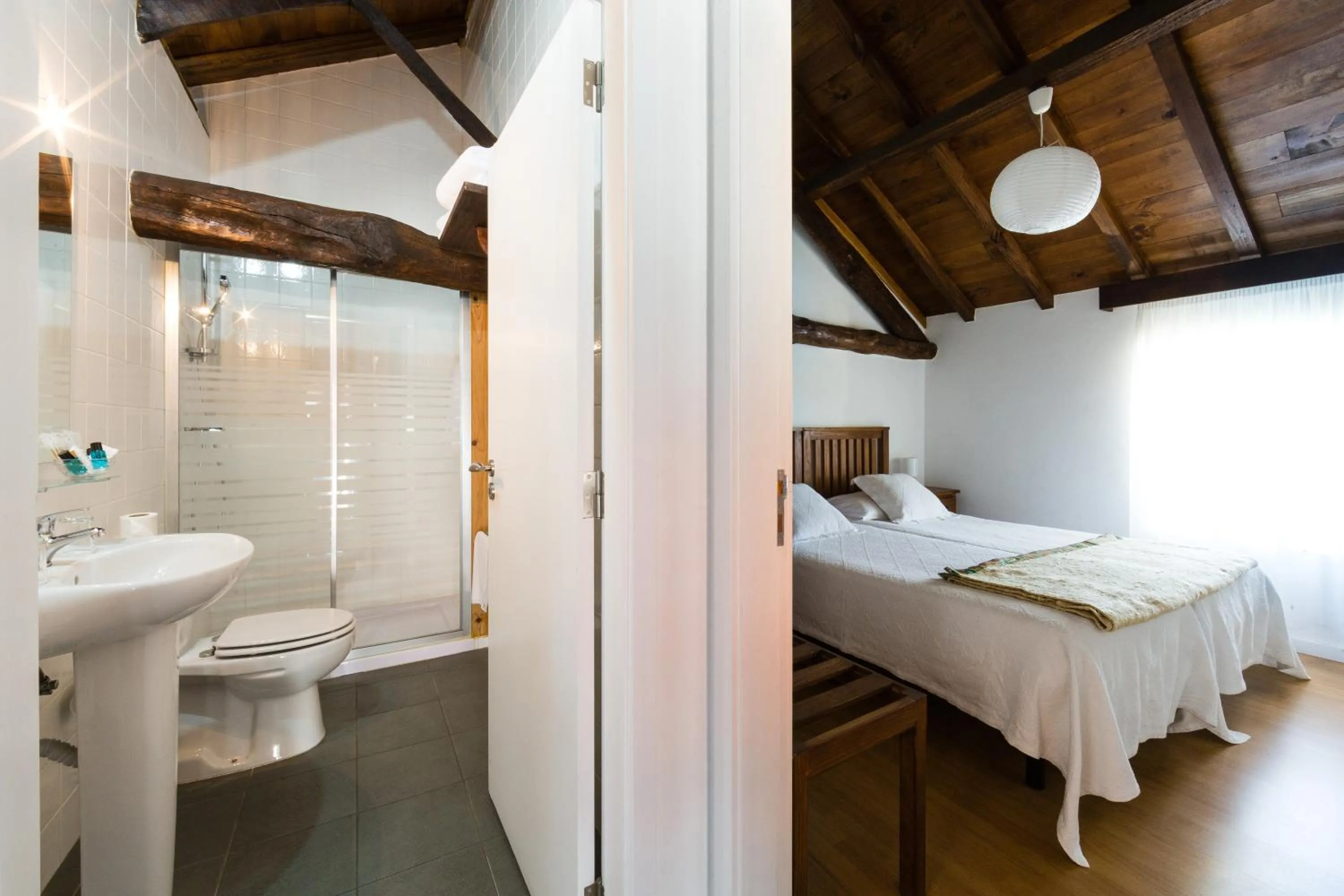 Bathroom, Bed in Quinta da Pousadela - Agroturismo