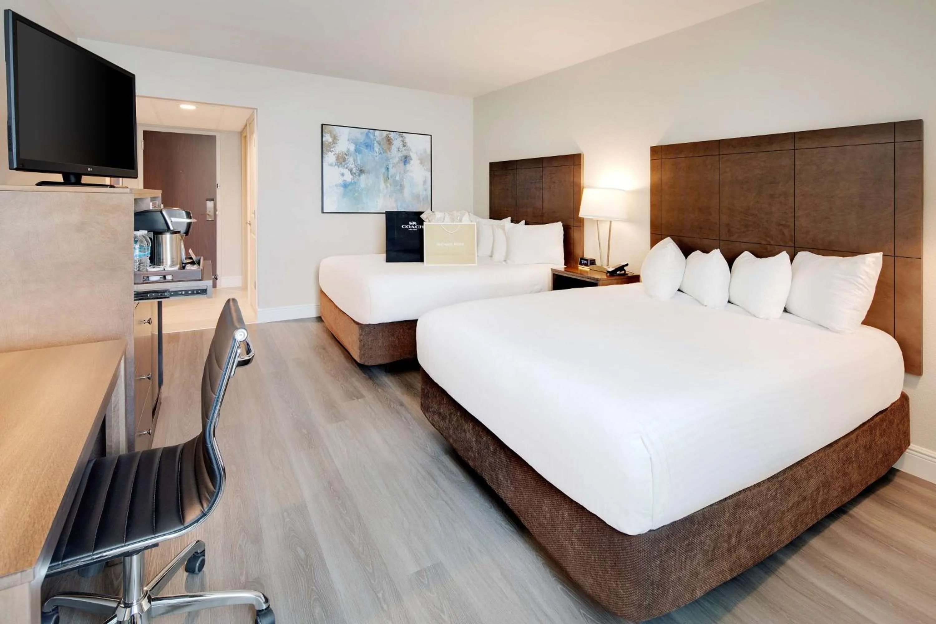 Photo of the whole room, Bed in The Florida Hotel & Conference Center in the Florida Mall