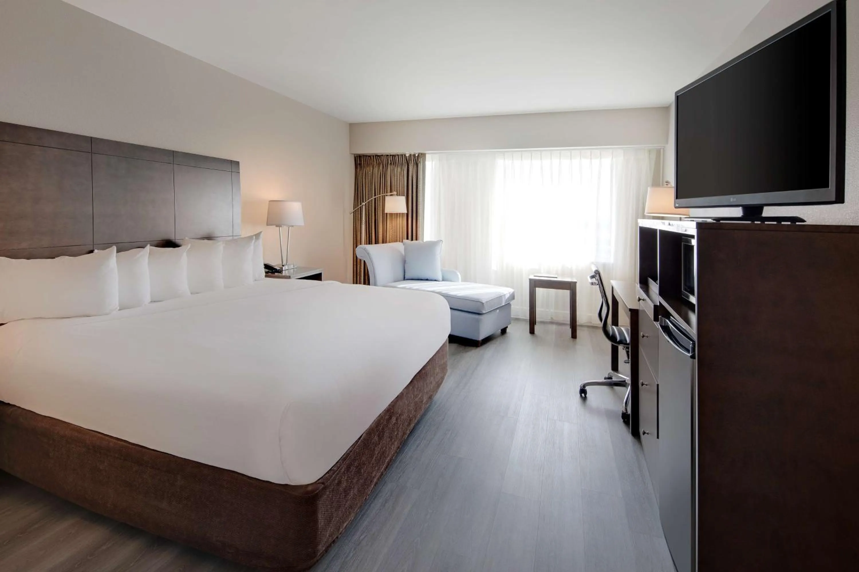 Photo of the whole room, Bed in The Florida Hotel & Conference Center in the Florida Mall