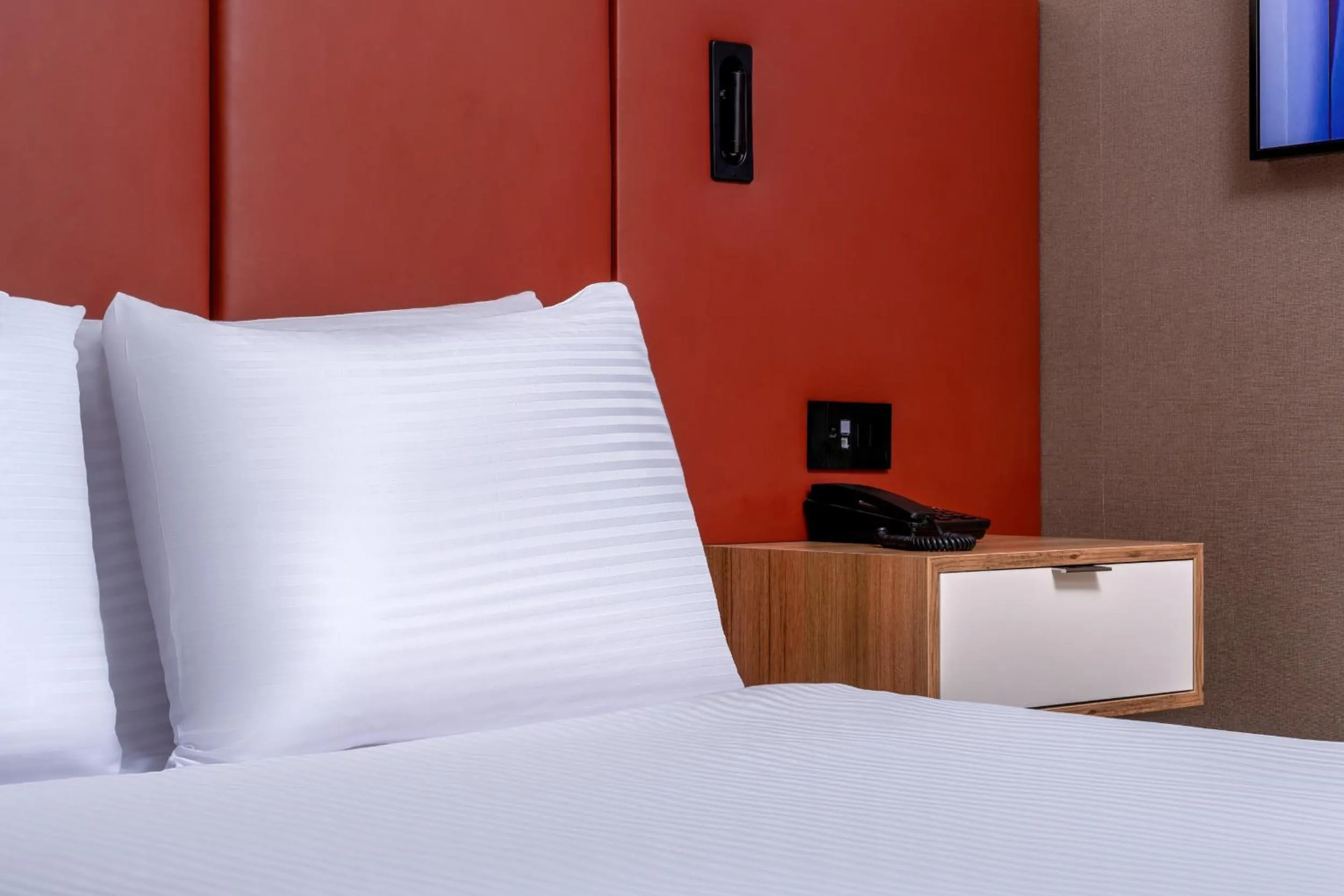 Bed in Best Western Premier Hidden Hills Hotel