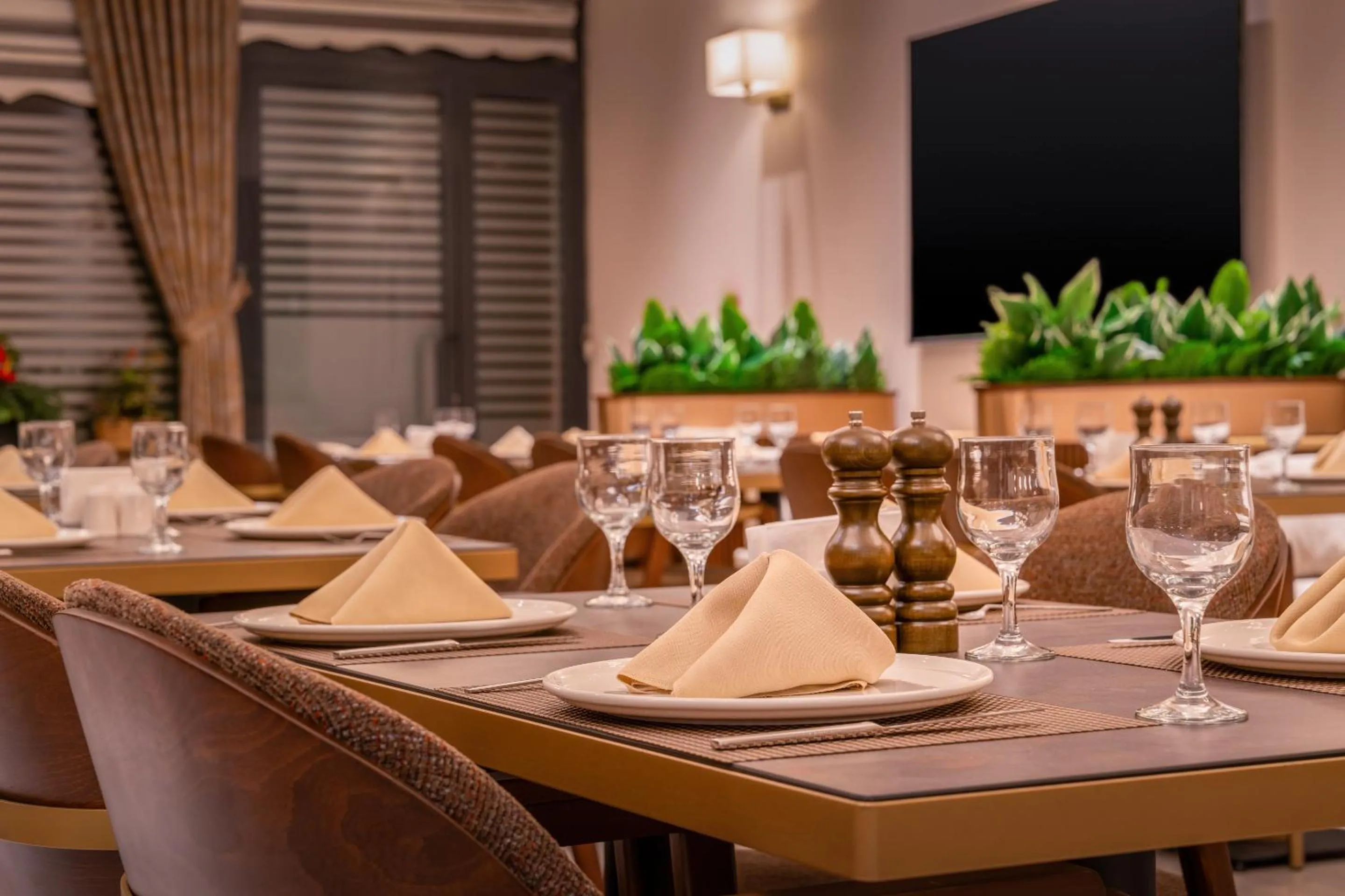 Restaurant/places to eat in Best Western Premier Hidden Hills Hotel