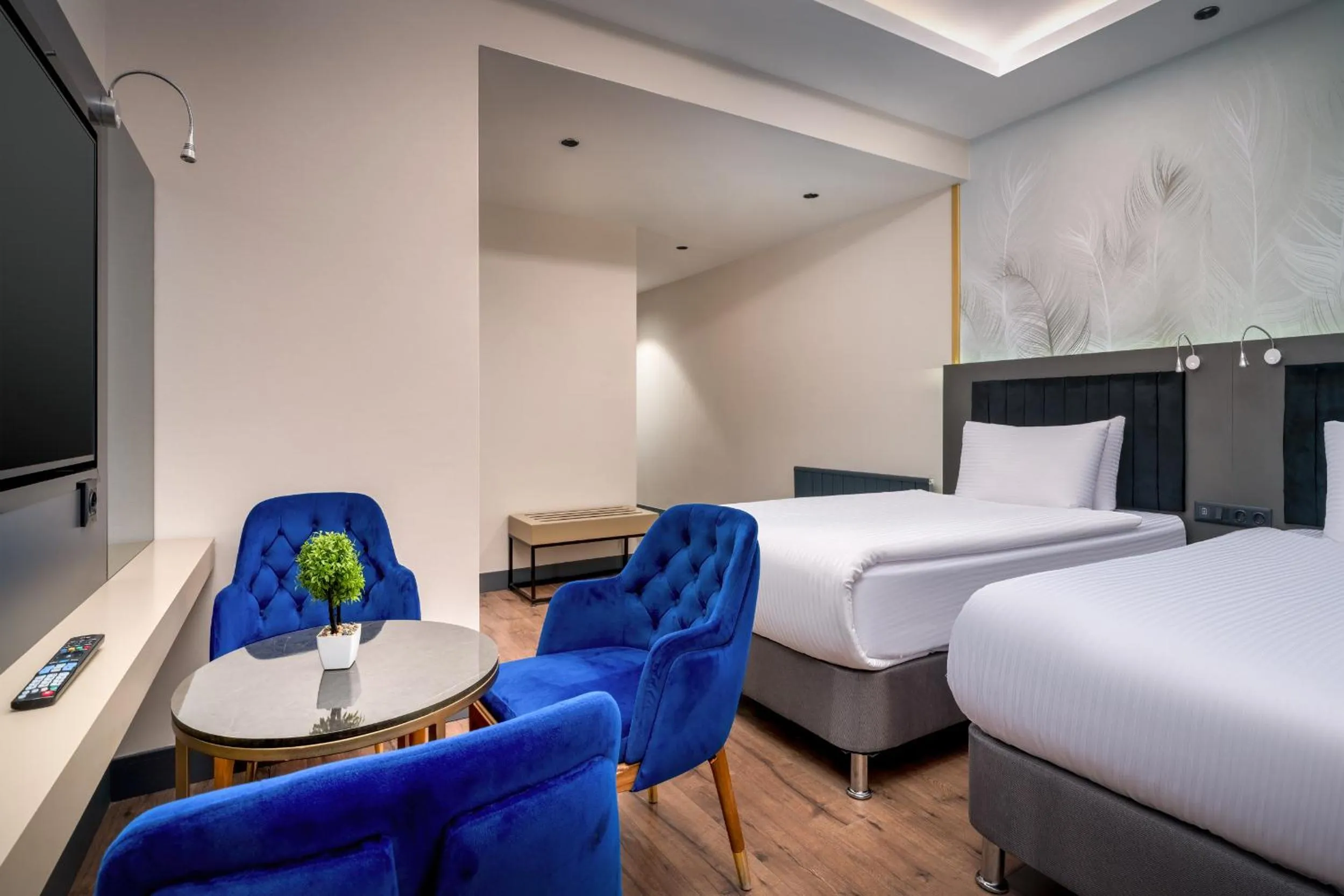 Seating area, Bed in Best Western Premier Hidden Hills Hotel