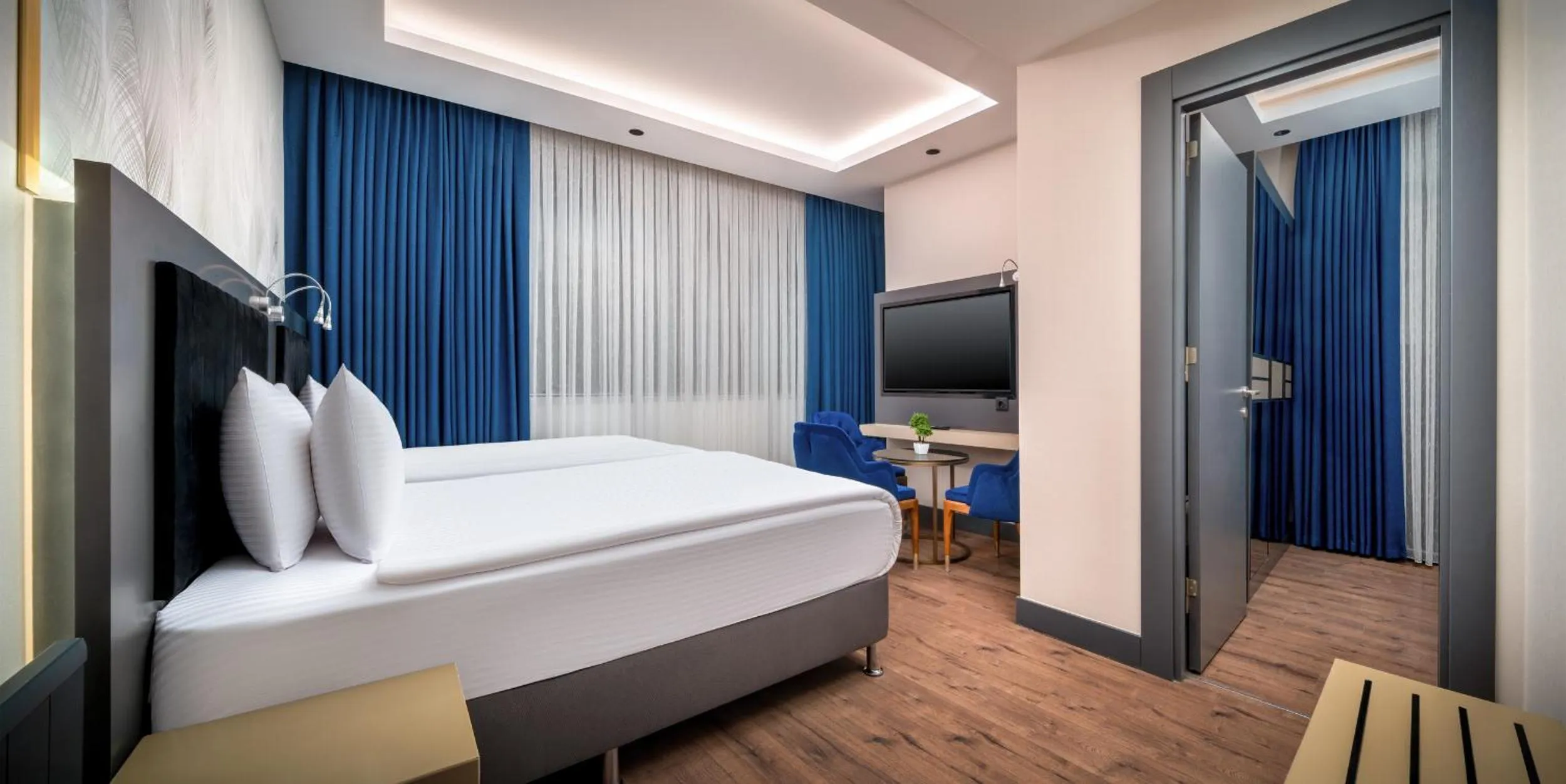 Photo of the whole room, Bed in Best Western Premier Hidden Hills Hotel