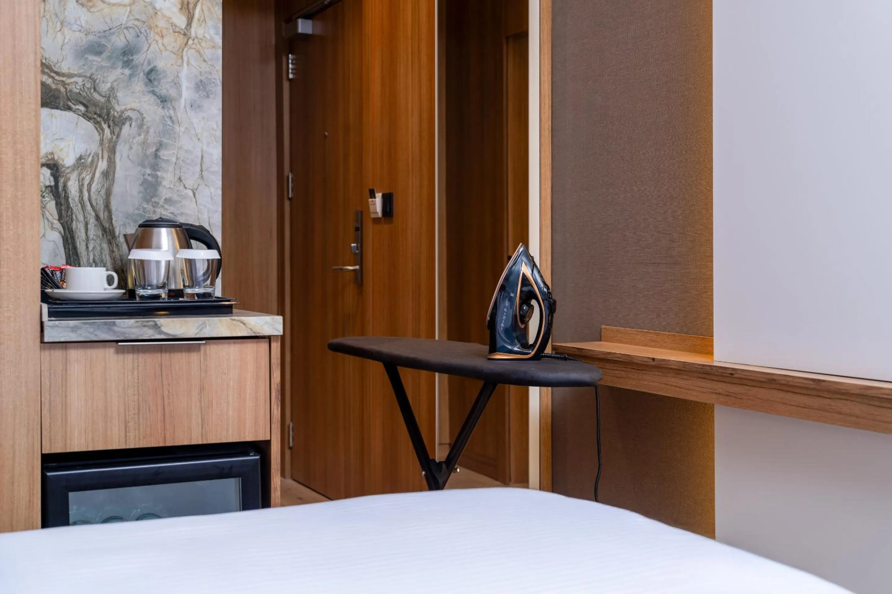 flat iron, Bed in Best Western Premier Hidden Hills Hotel