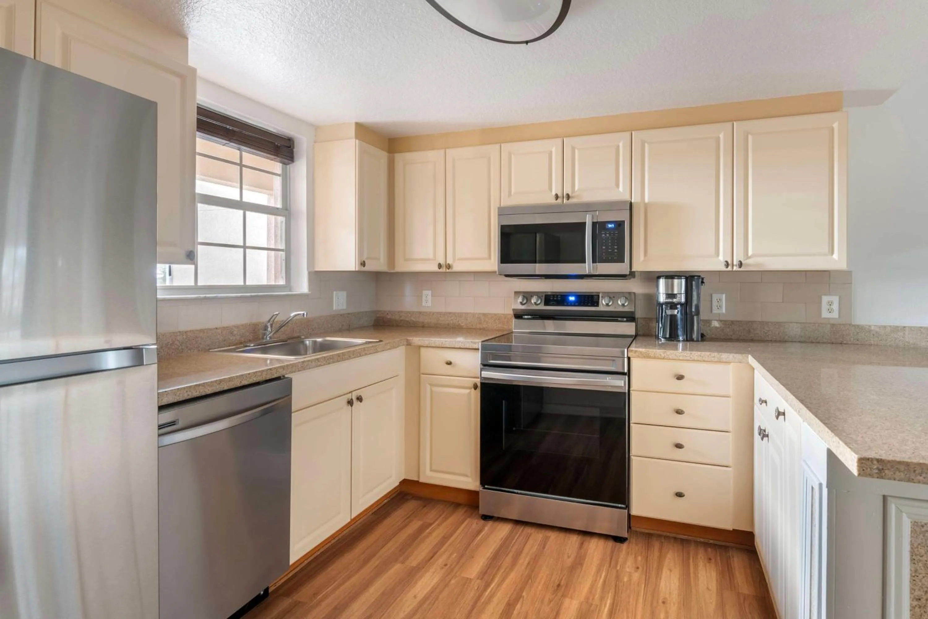 Kitchen or kitchenette in Hilton Vacation Club Aqua Sol Orlando West