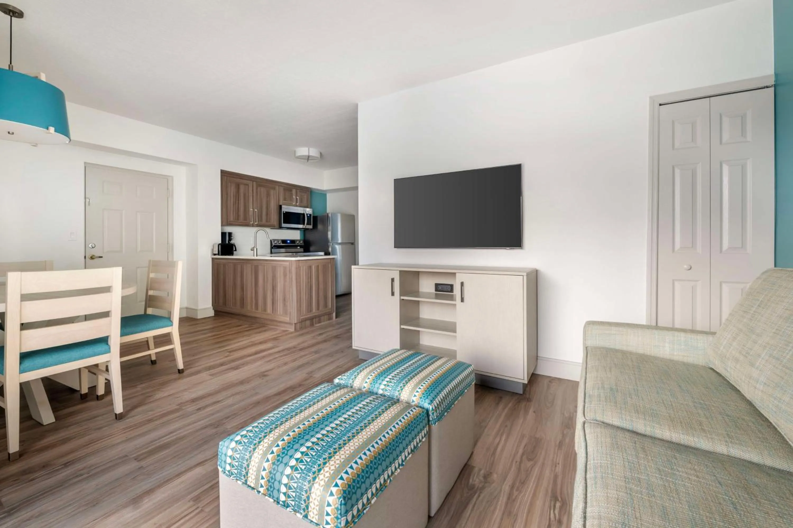 Living room, Bed in Hilton Vacation Club Aqua Sol Orlando West