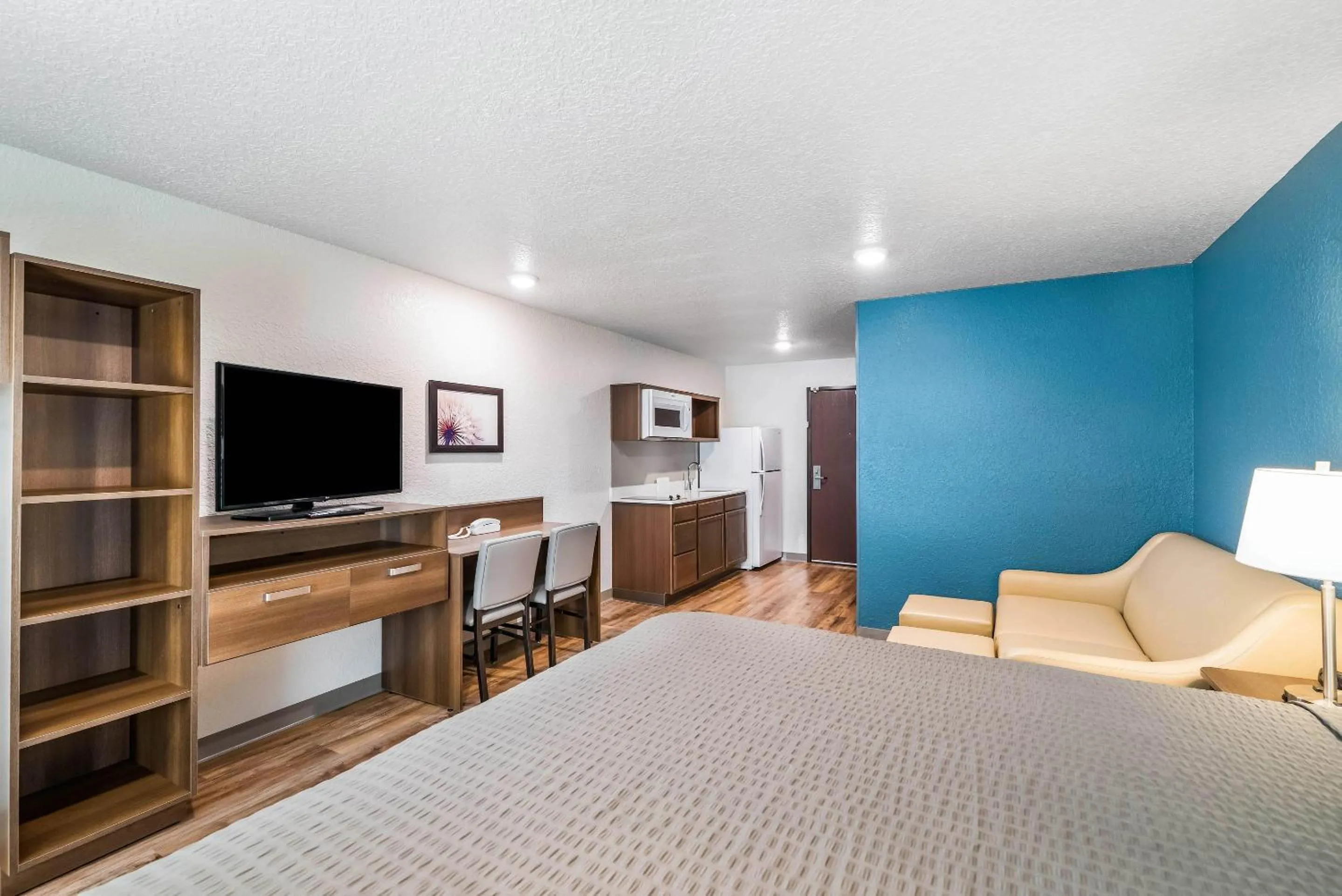 TV and multimedia, Bed in WoodSpring Suites Davenport FL
