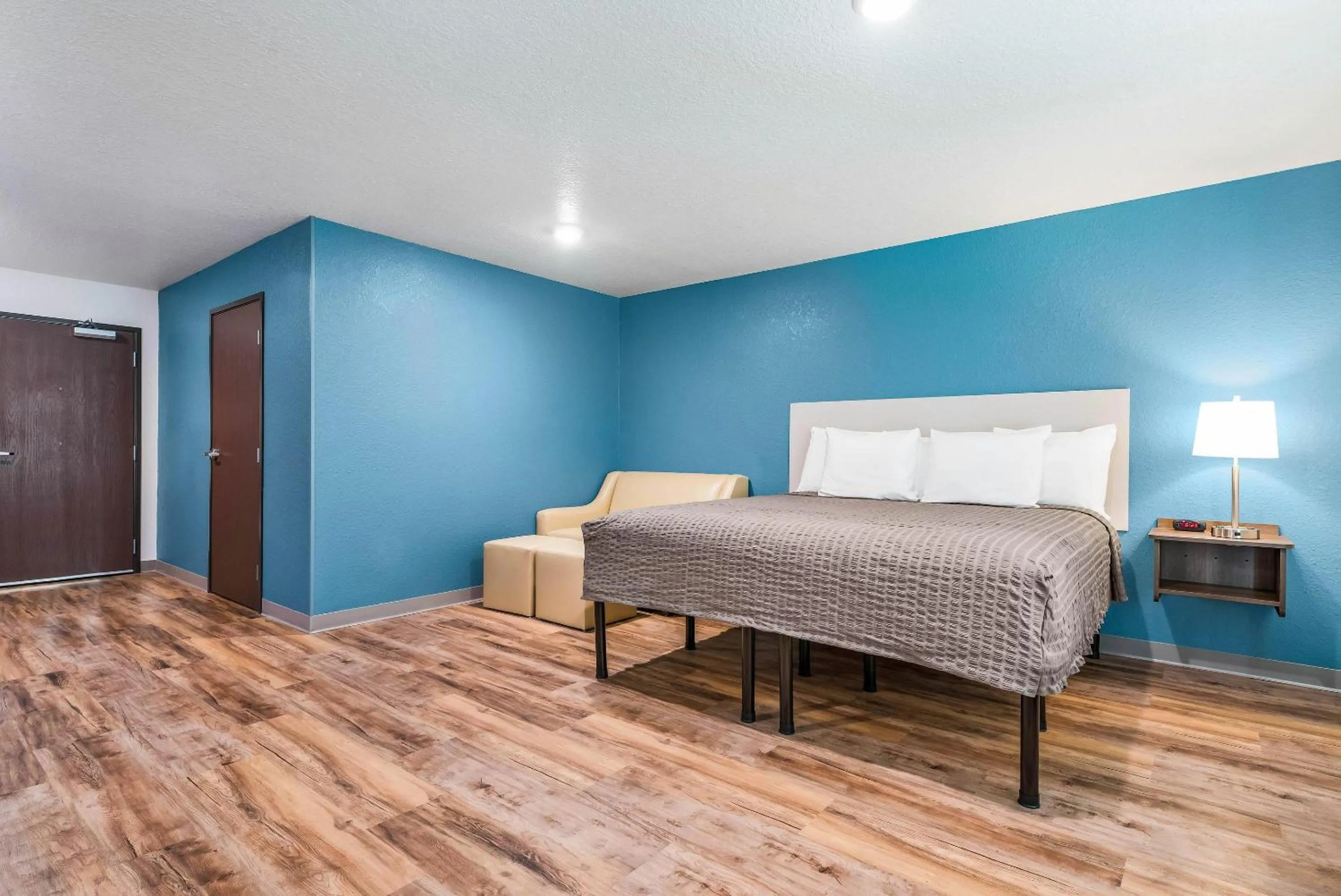 Bed in WoodSpring Suites Davenport FL