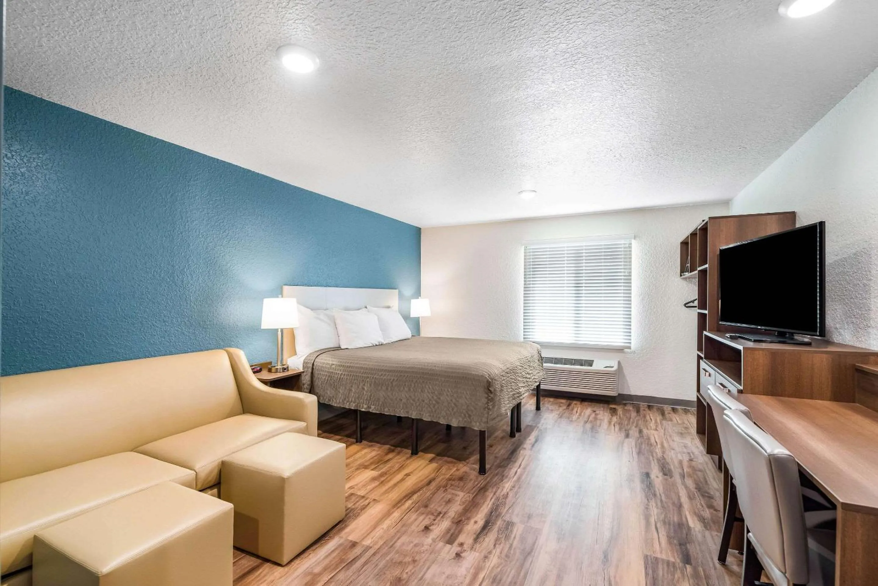 Standard King Room with Sofa Bed - Non-Smoking in WoodSpring Suites Davenport FL