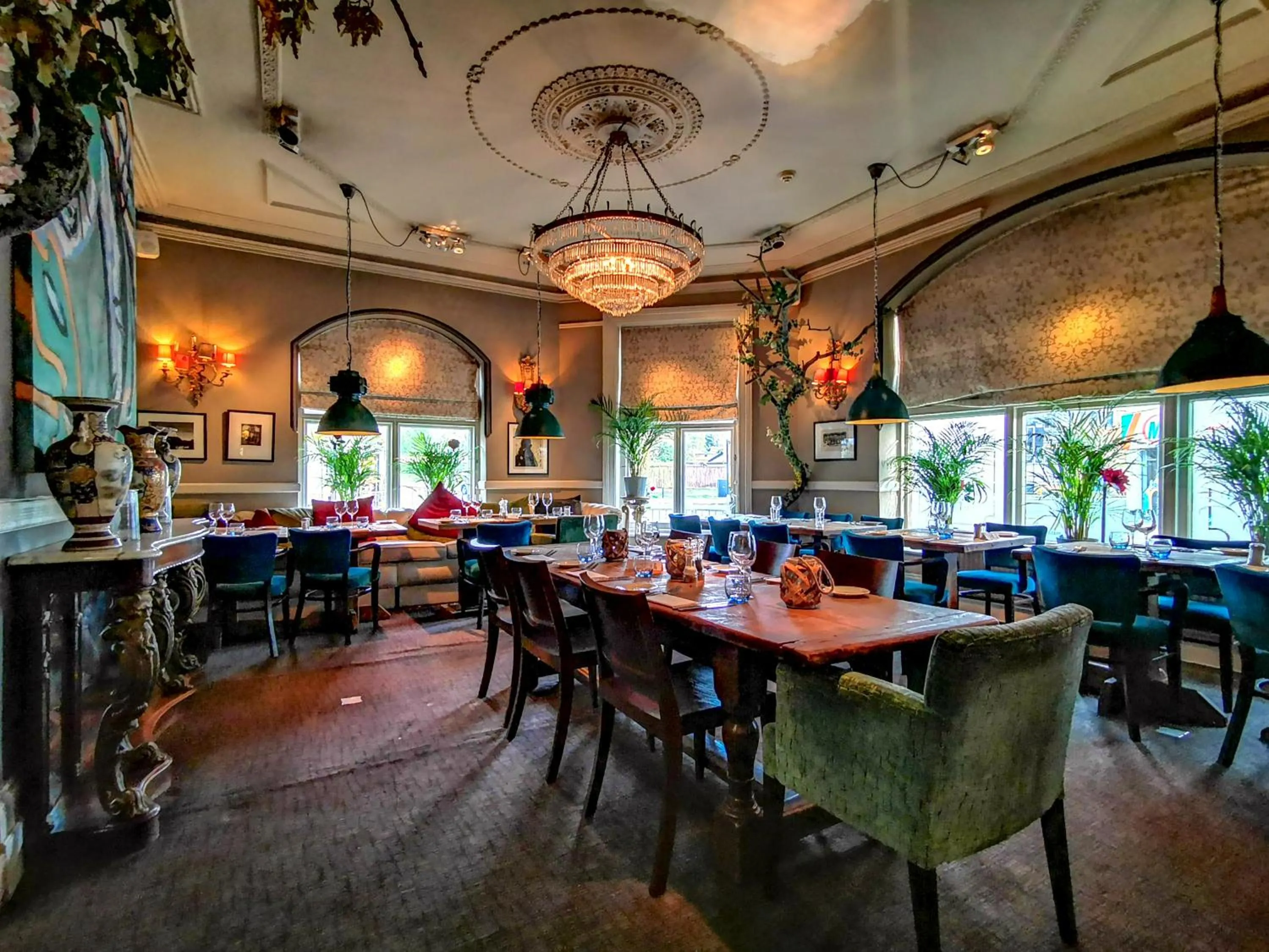 OX Hotel, Bar, & Grill