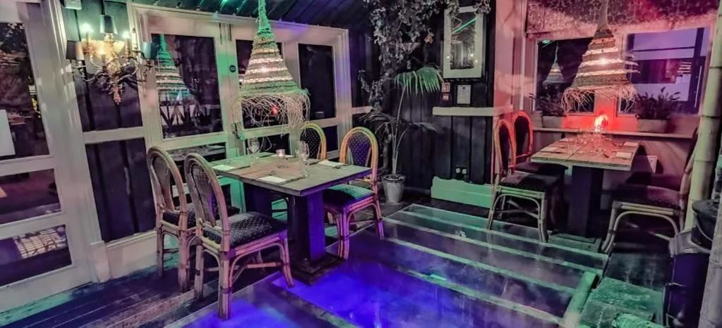 OX Hotel, Bar, & Grill