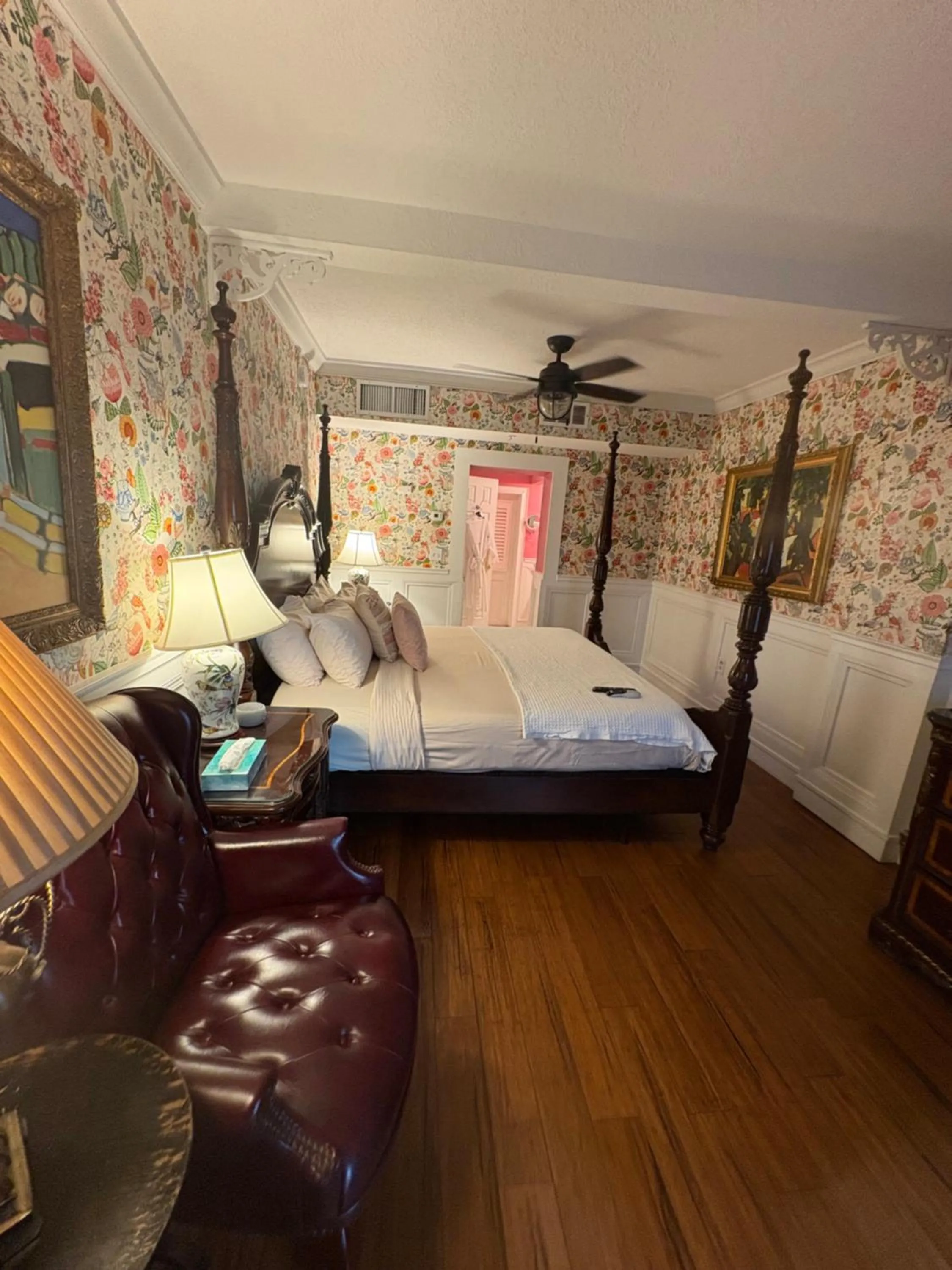 Bed in Casablanca Inn on the Bay