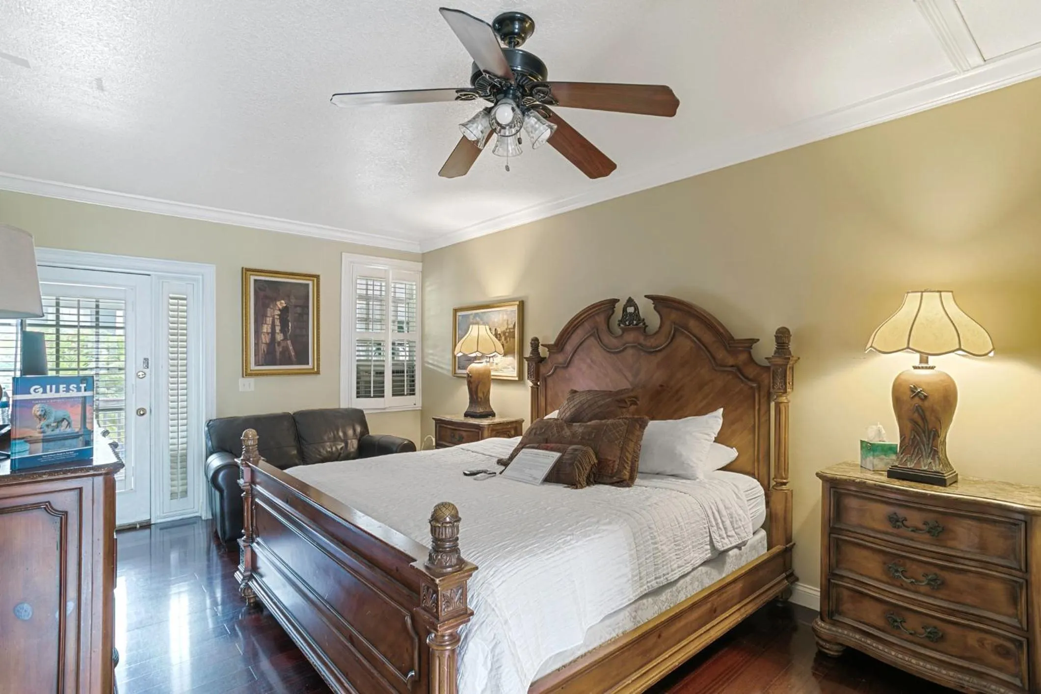 Bed in Casablanca Inn on the Bay