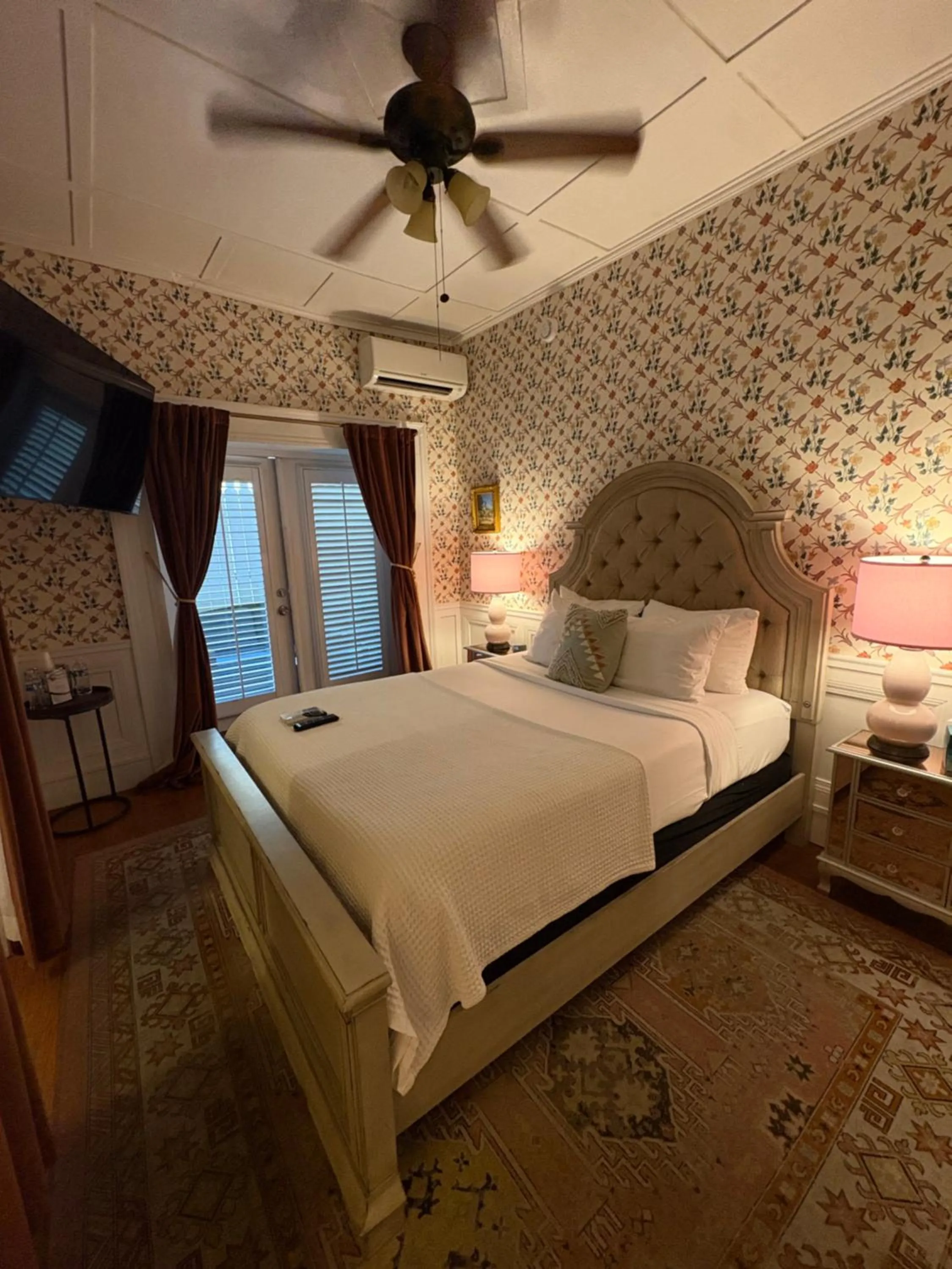 Bed in Casablanca Inn on the Bay