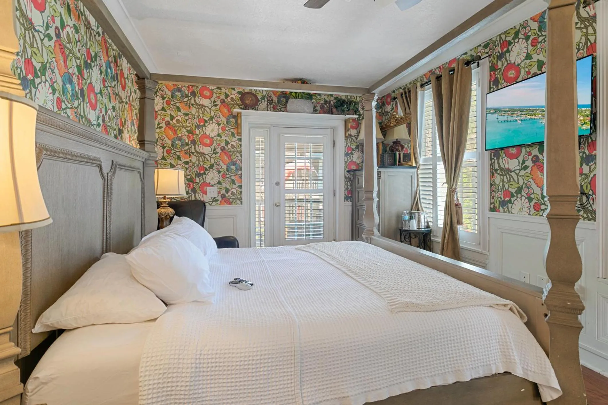 Bed in Casablanca Inn on the Bay