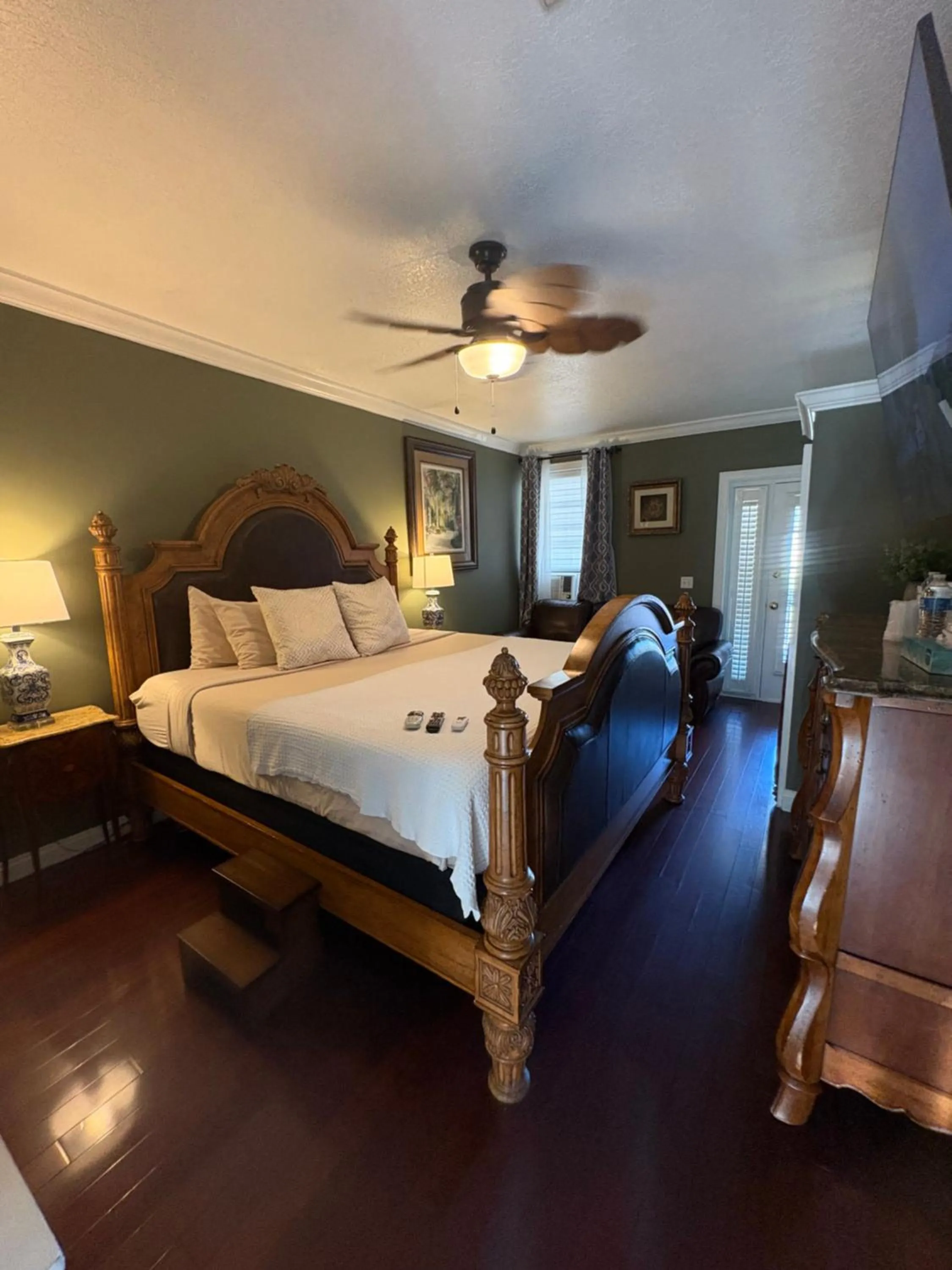 Bed in Casablanca Inn on the Bay