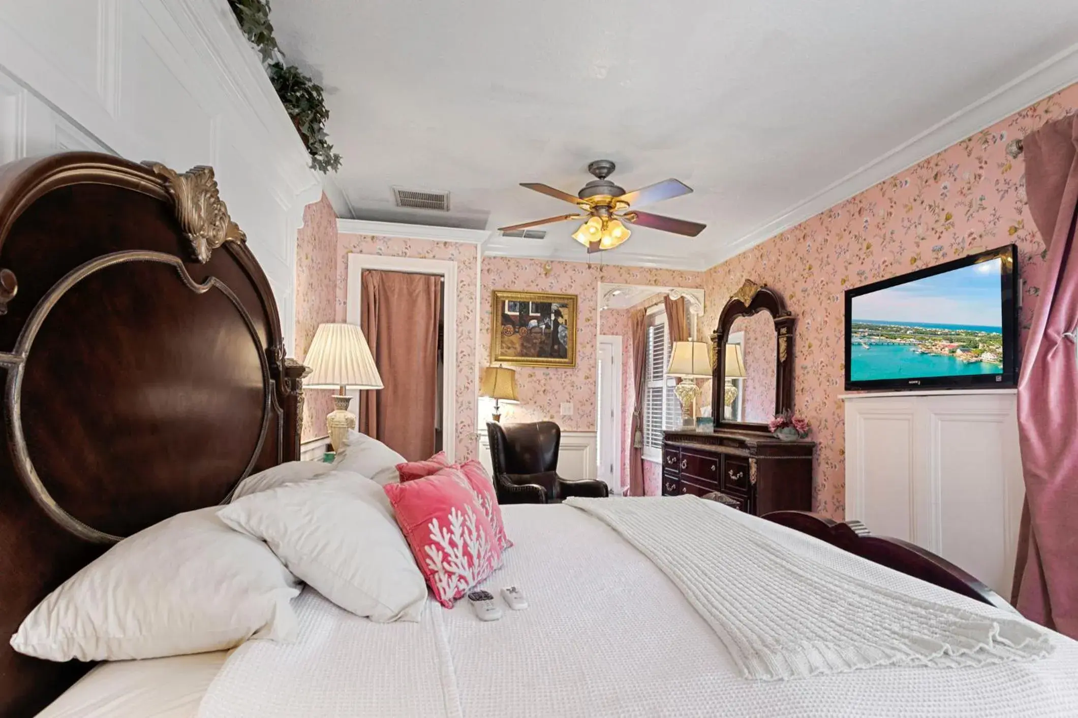 King Room in Casablanca Inn on the Bay King Room in Casablanca Inn on the Bay