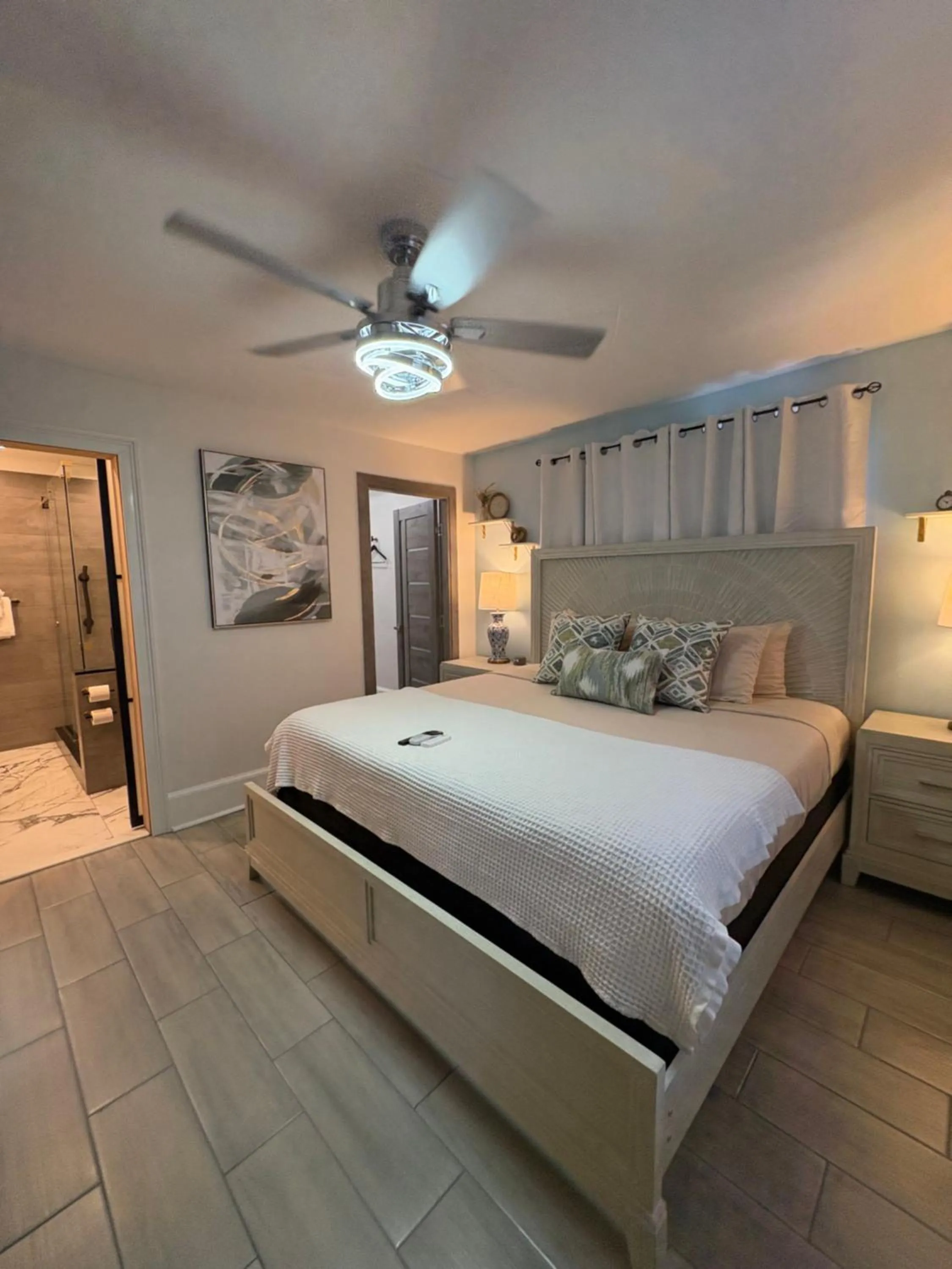 Bed in Casablanca Inn on the Bay