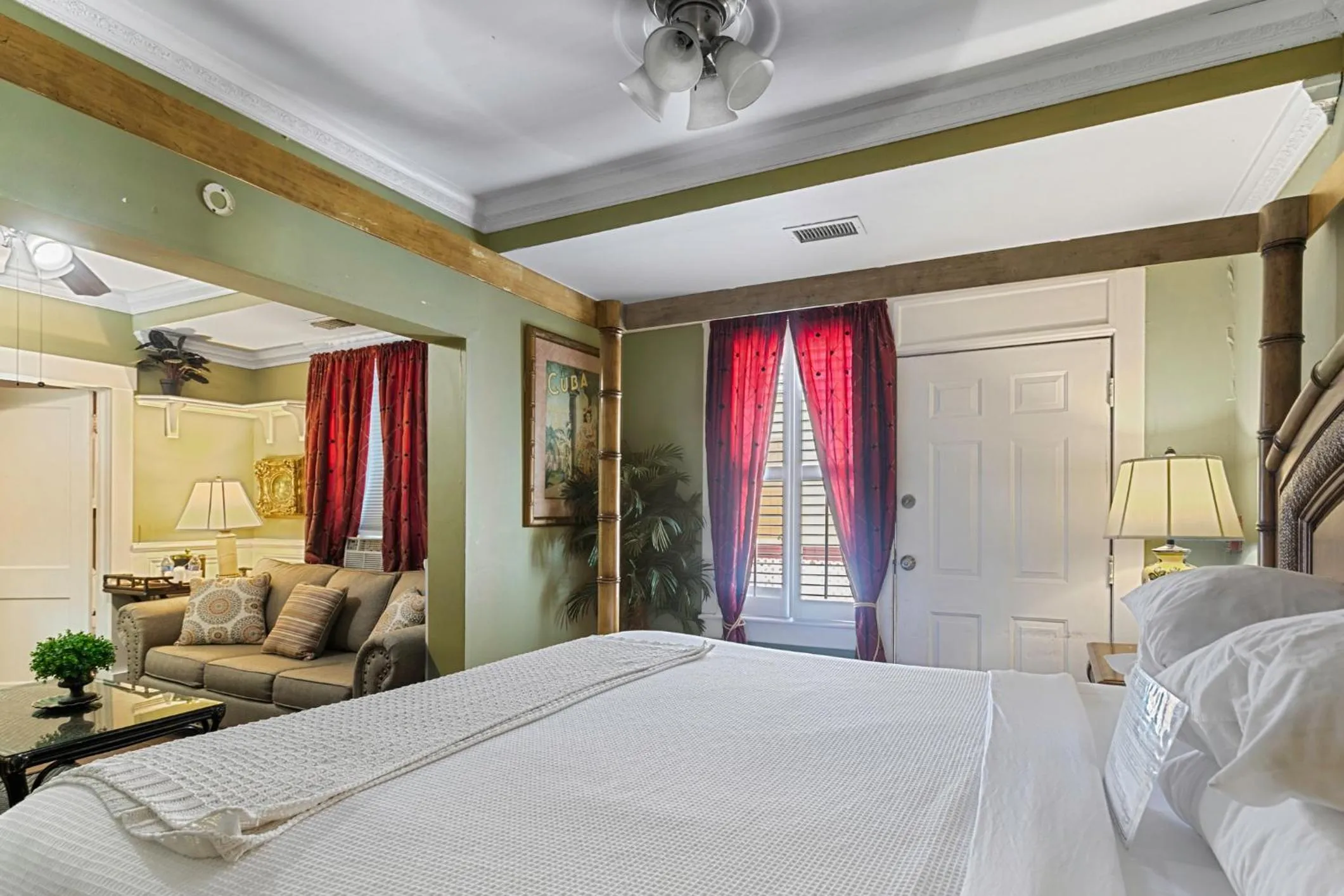 Bed in Casablanca Inn on the Bay