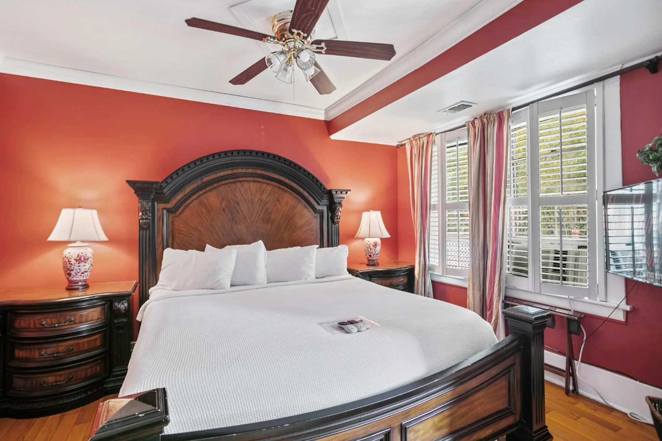 Bed in Casablanca Inn on the Bay