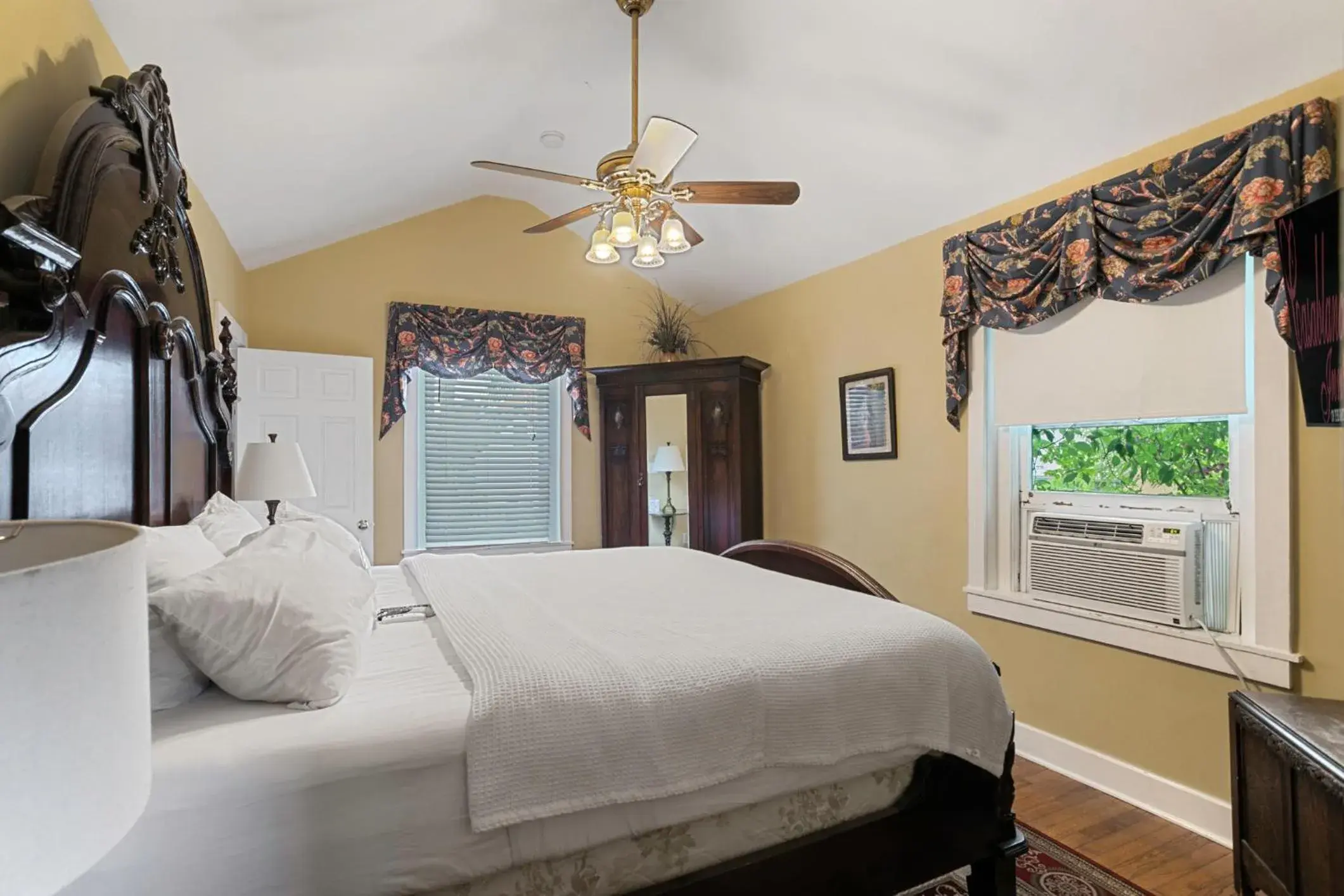 King Room in Casablanca Inn on the Bay King Room in Casablanca Inn on the Bay