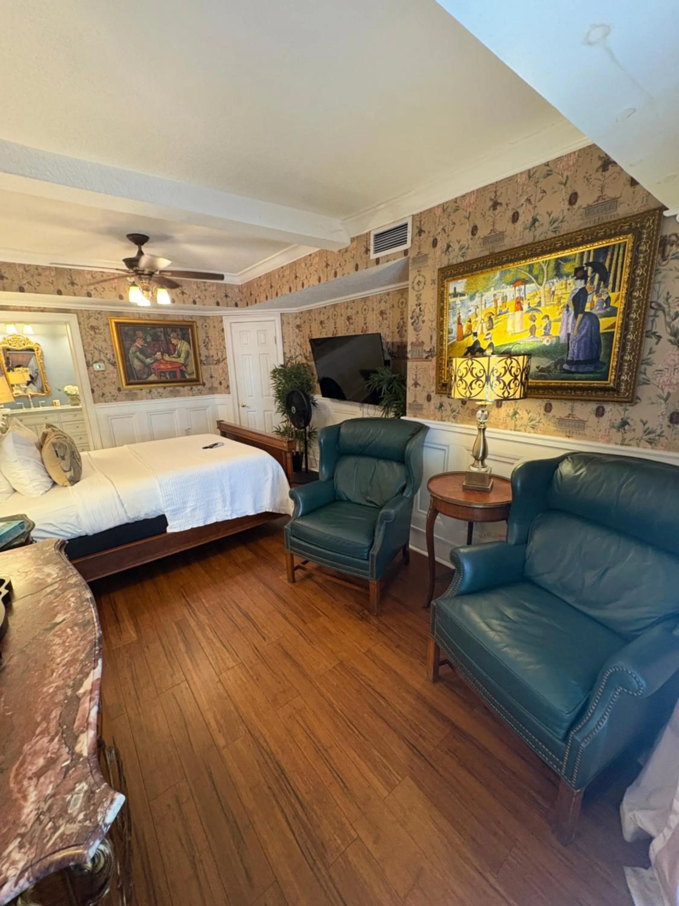 Bed in Casablanca Inn on the Bay