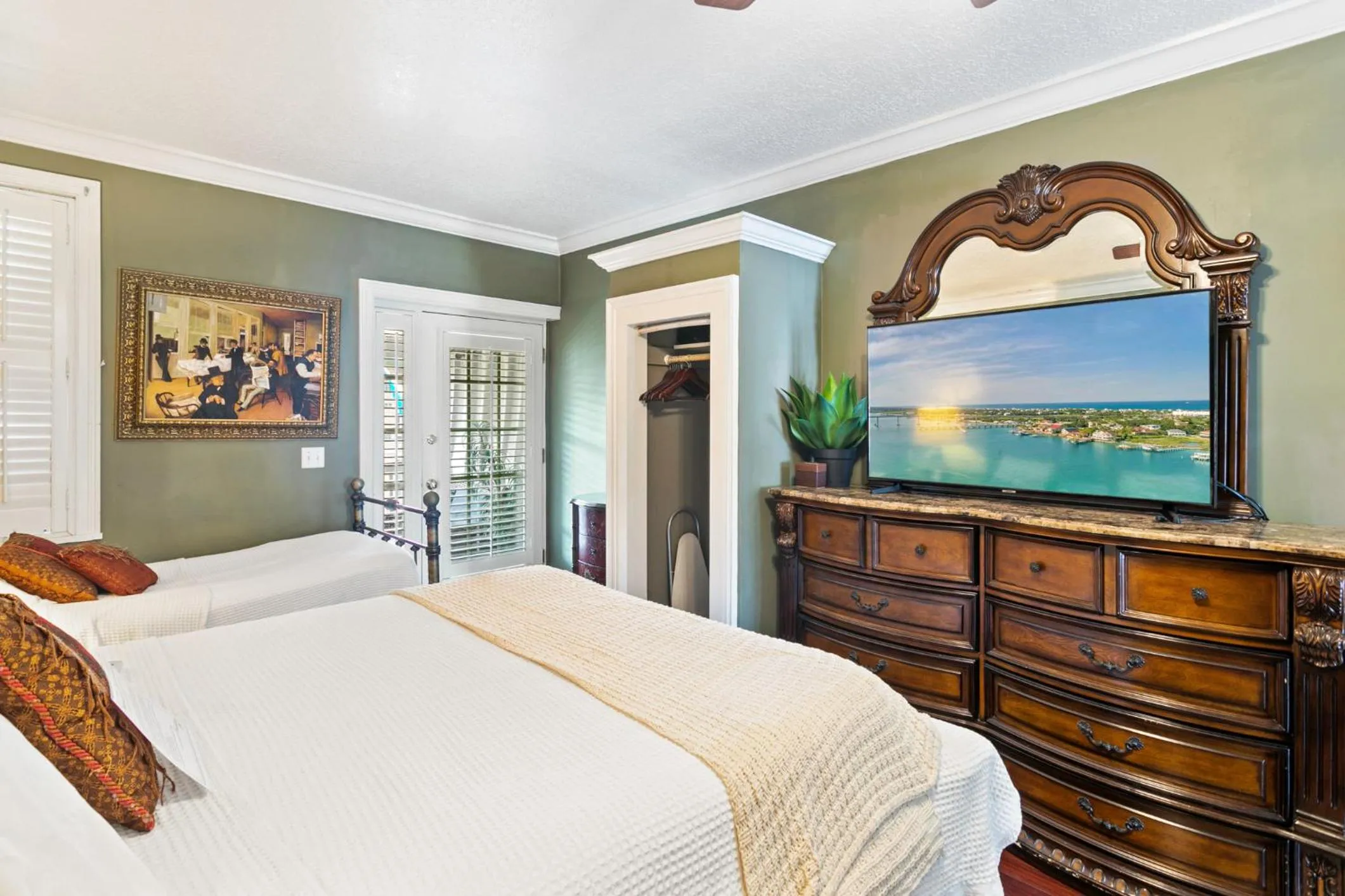 Bed in Casablanca Inn on the Bay