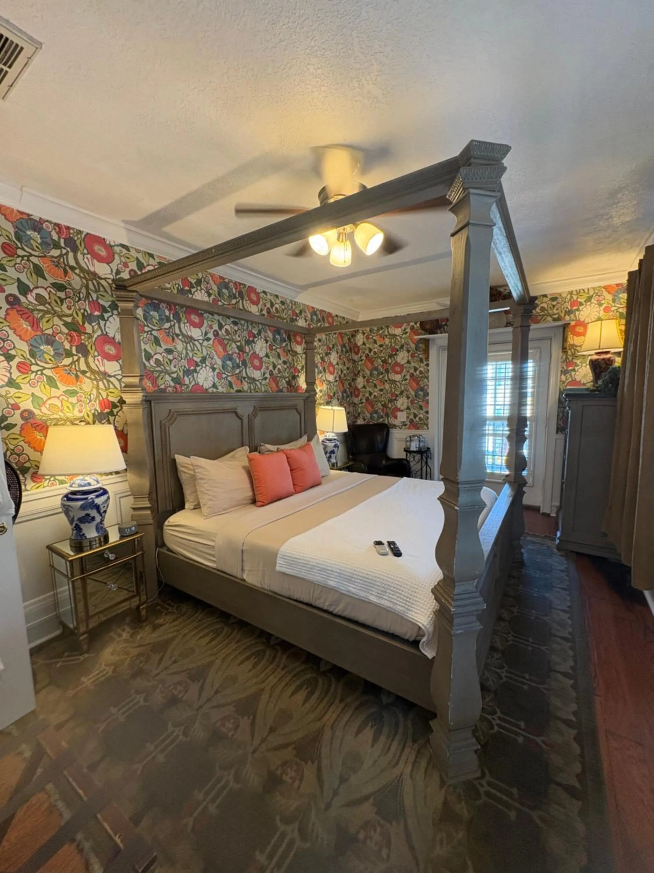 Bed in Casablanca Inn on the Bay