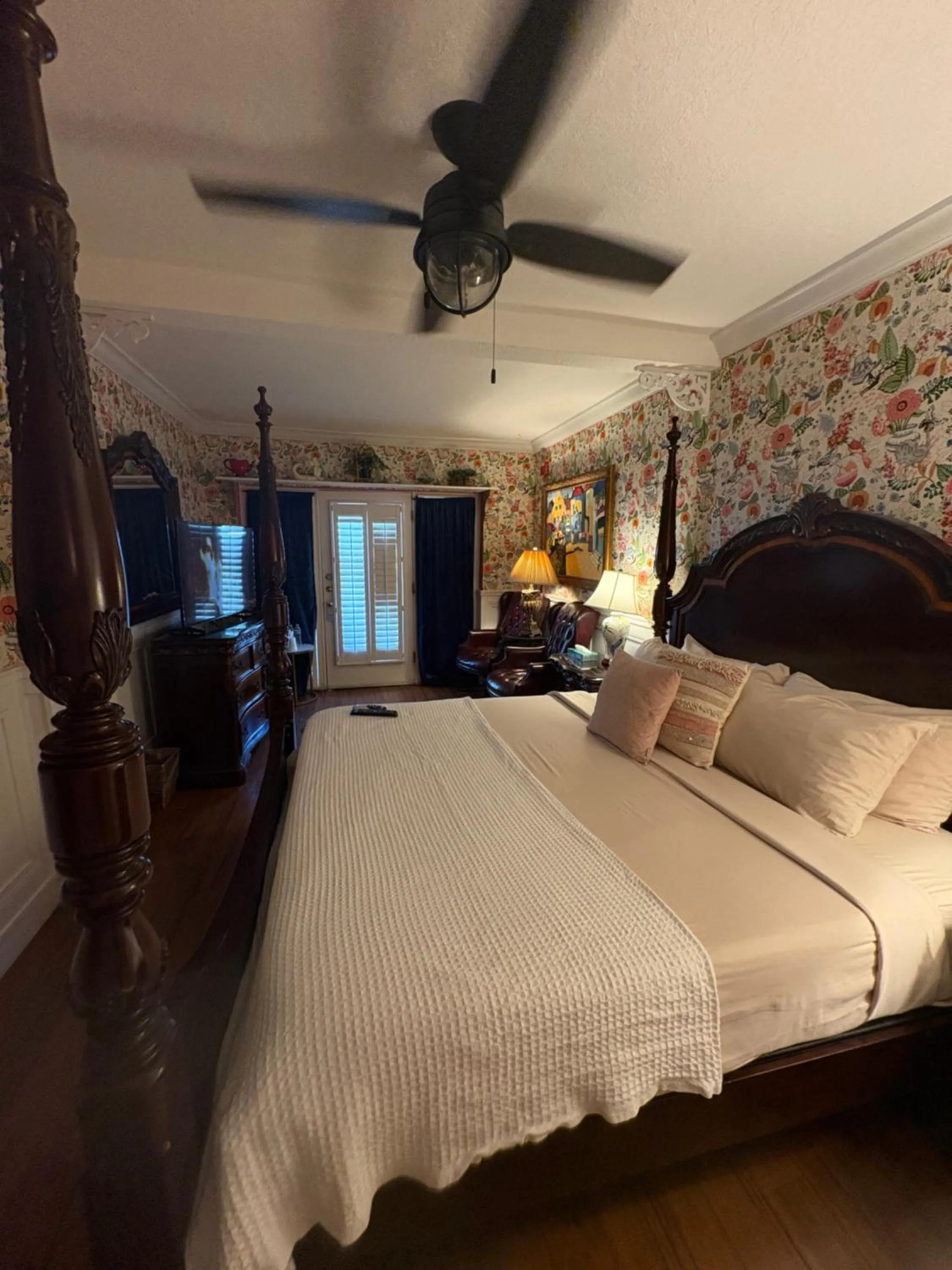 Bed in Casablanca Inn on the Bay