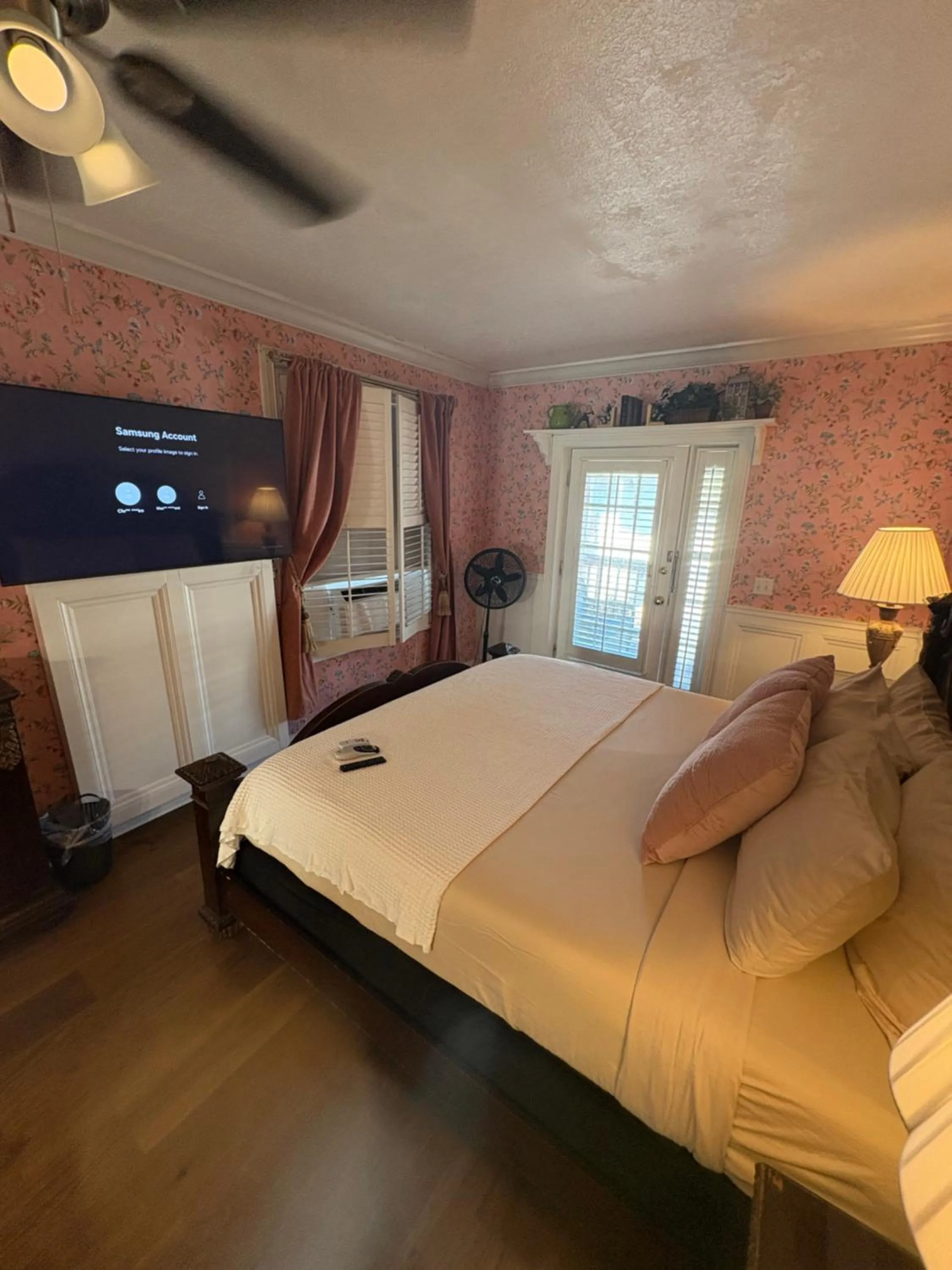 Bed in Casablanca Inn on the Bay