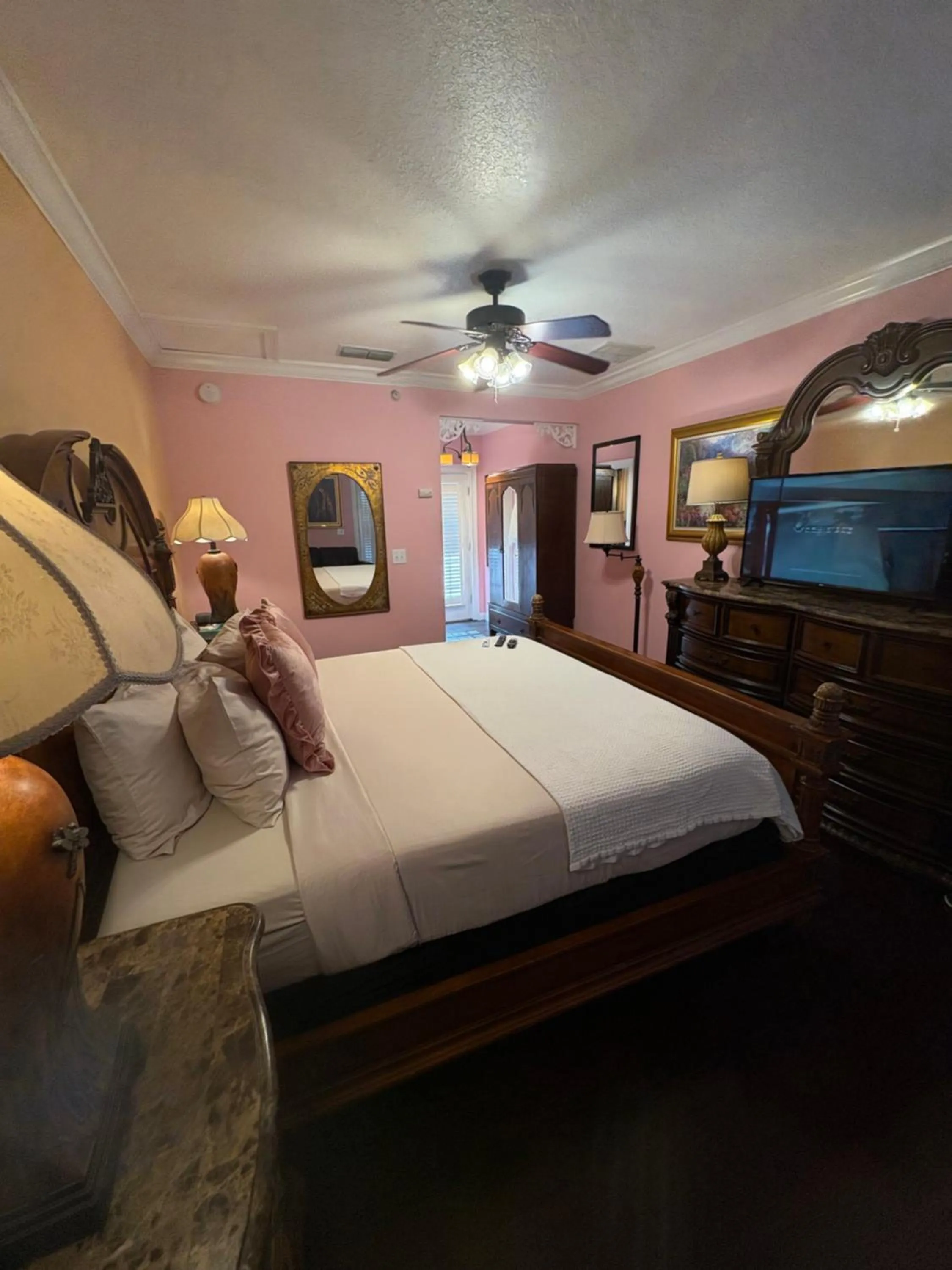 Bed in Casablanca Inn on the Bay