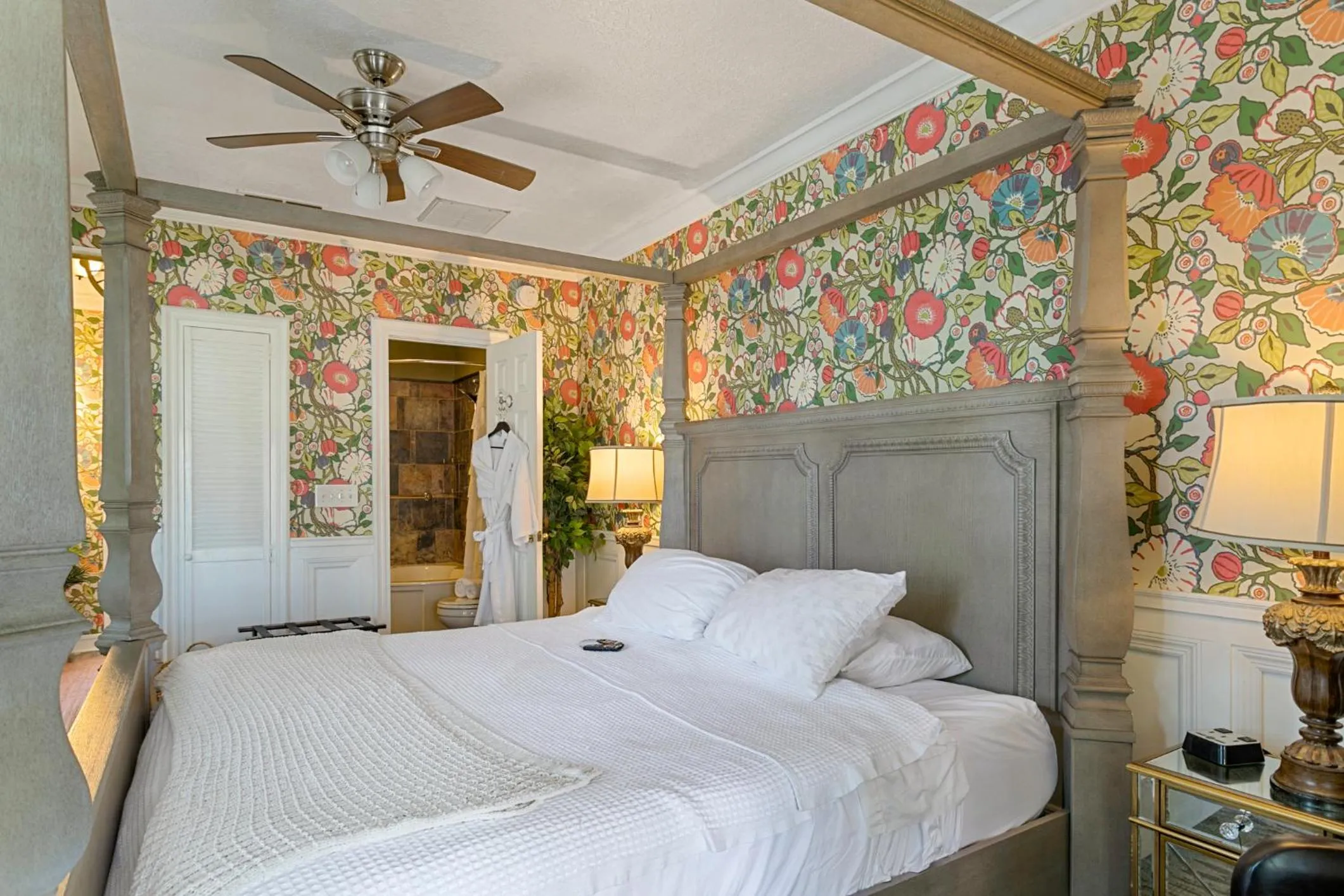 Bed in Casablanca Inn on the Bay