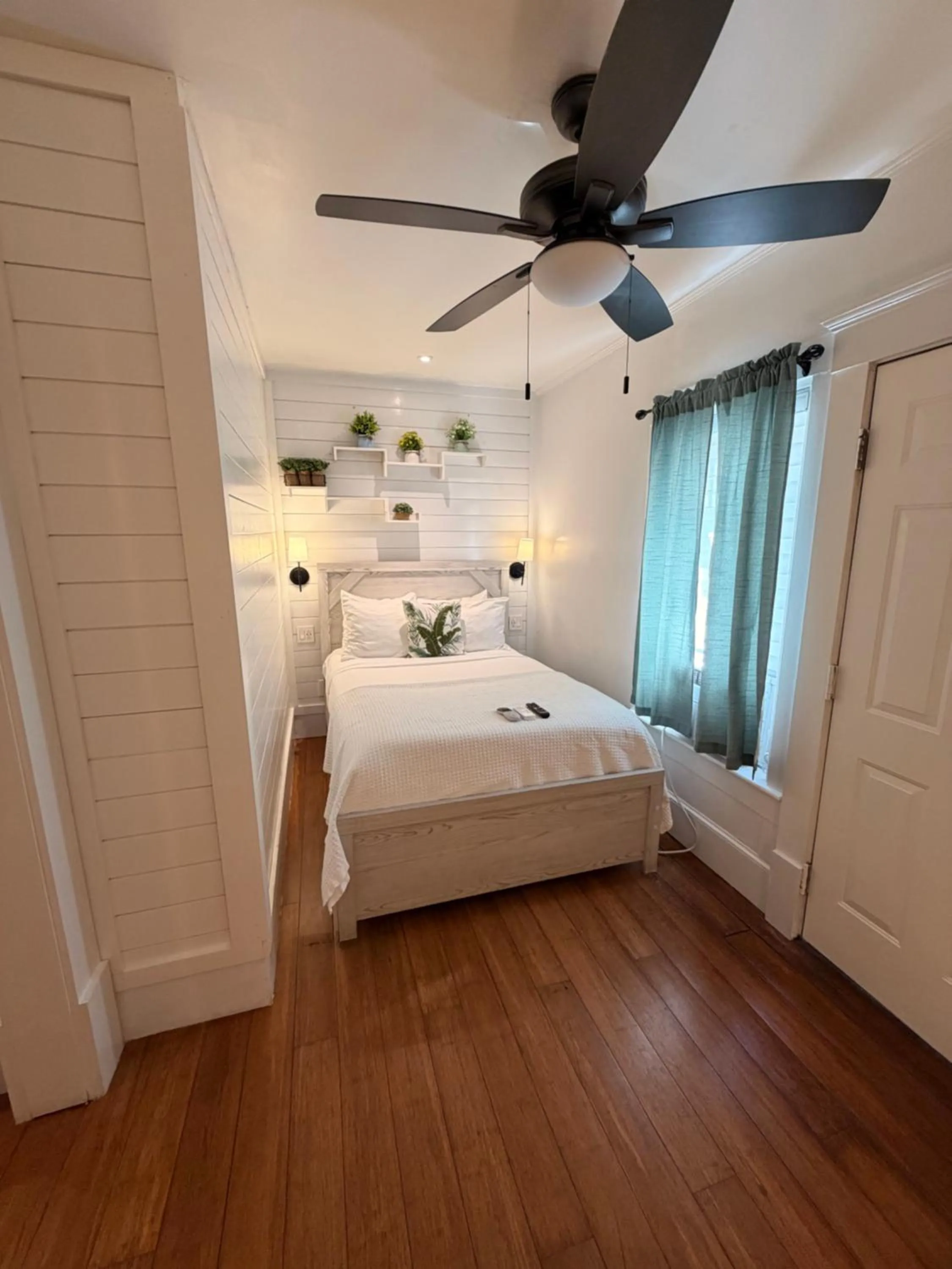 Bed in Casablanca Inn on the Bay