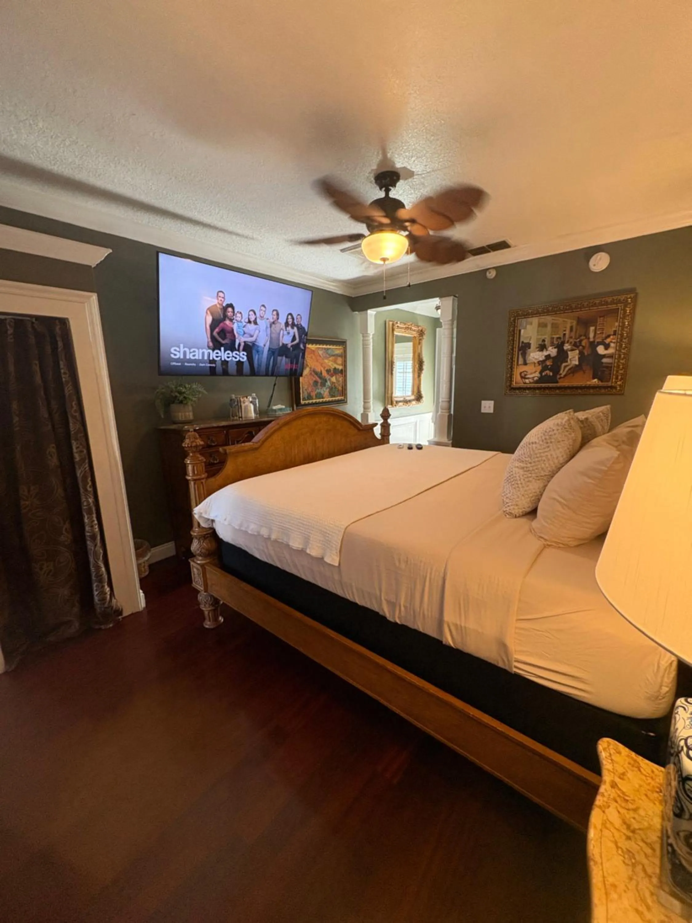 Bed in Casablanca Inn on the Bay