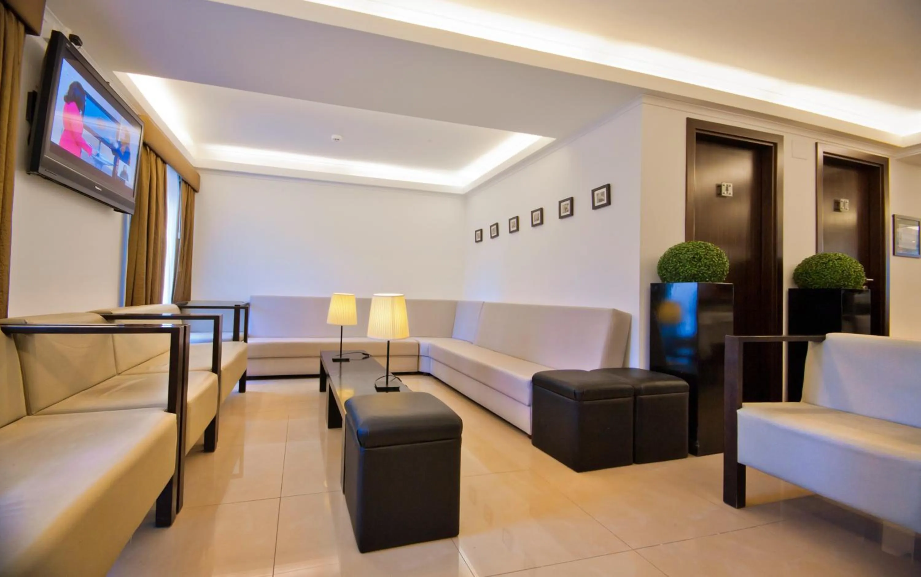 Communal lounge/ TV room in Residência São Francisco by Umbral