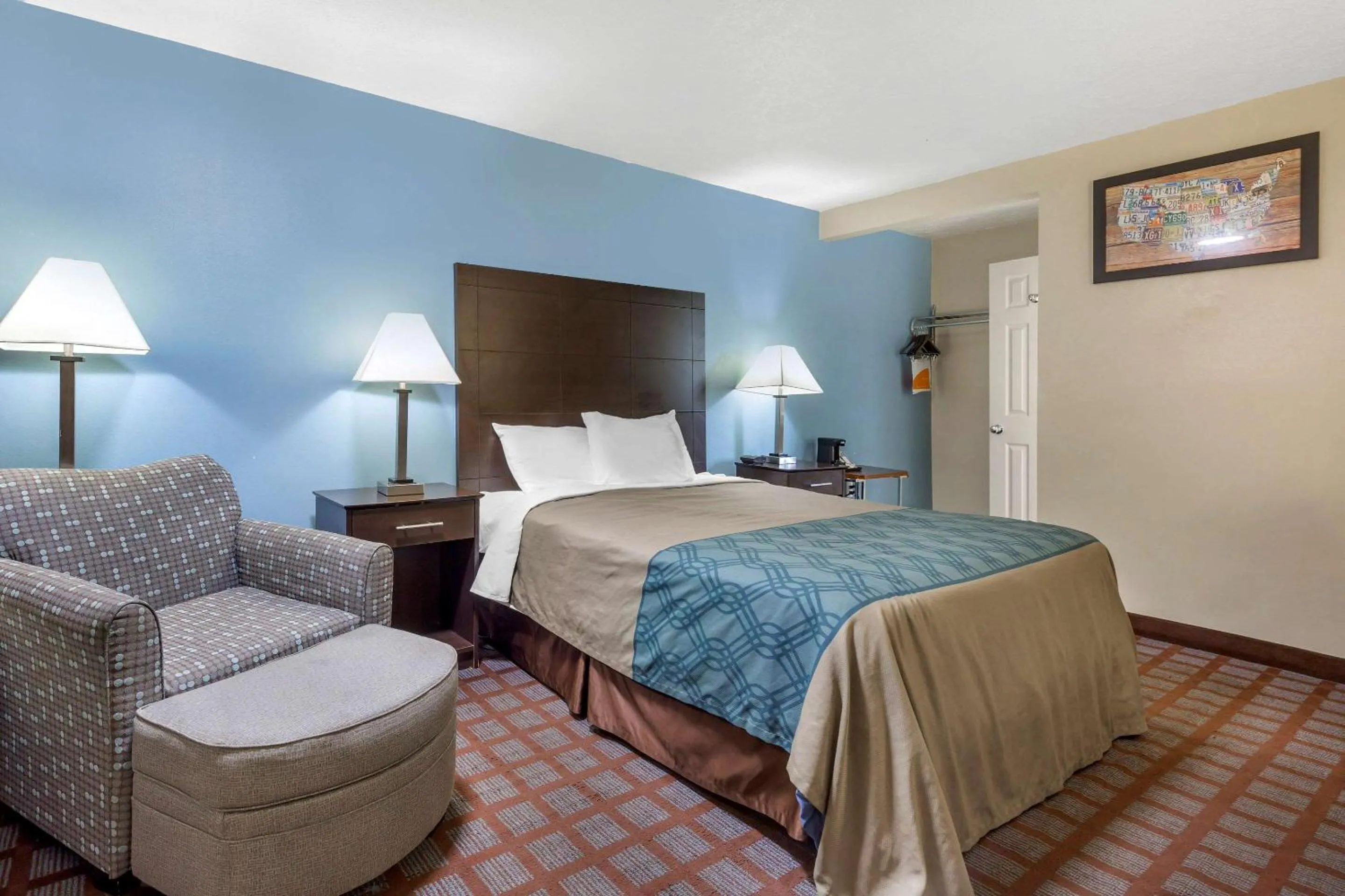 Photo of the whole room, Bed in Econo Lodge Woodstock - Shenandoah Valley I-81
