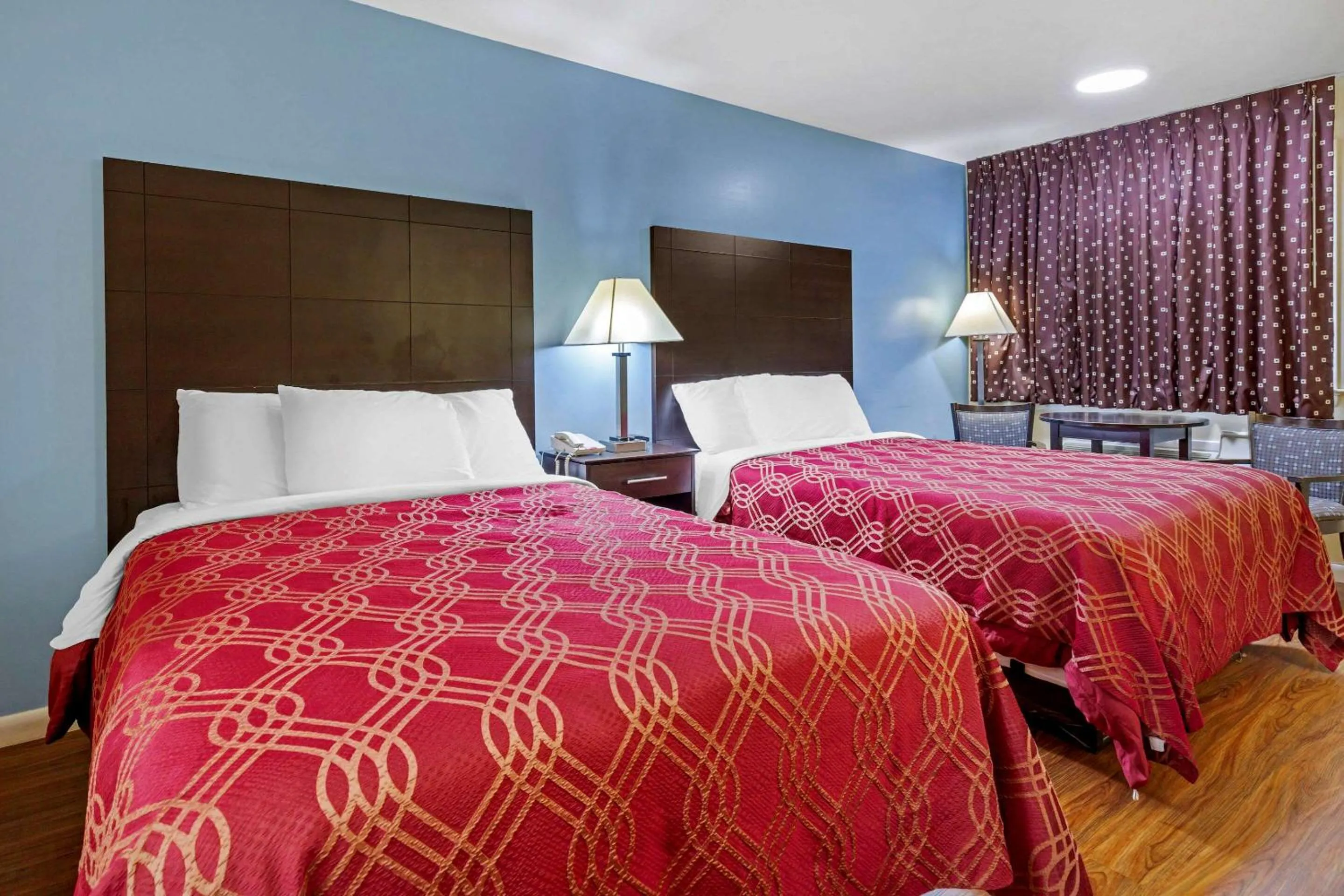 Photo of the whole room, Bed in Econo Lodge Woodstock - Shenandoah Valley I-81