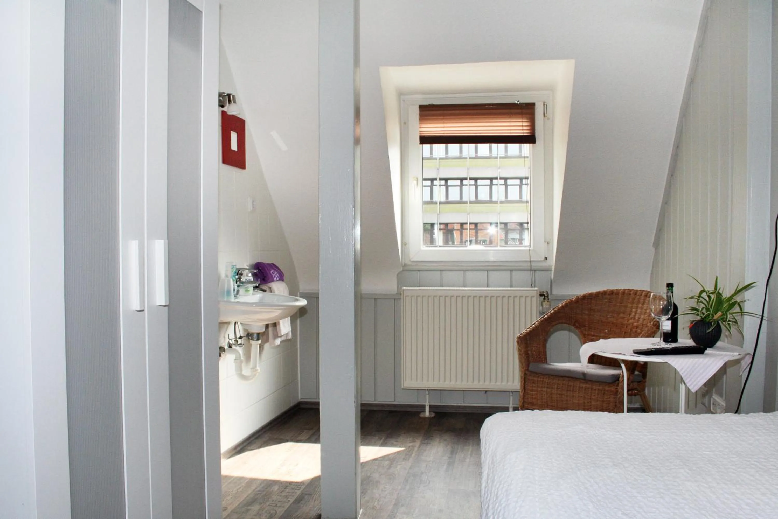 Seating area, Bed in Hotel Klenkes am Bahnhof