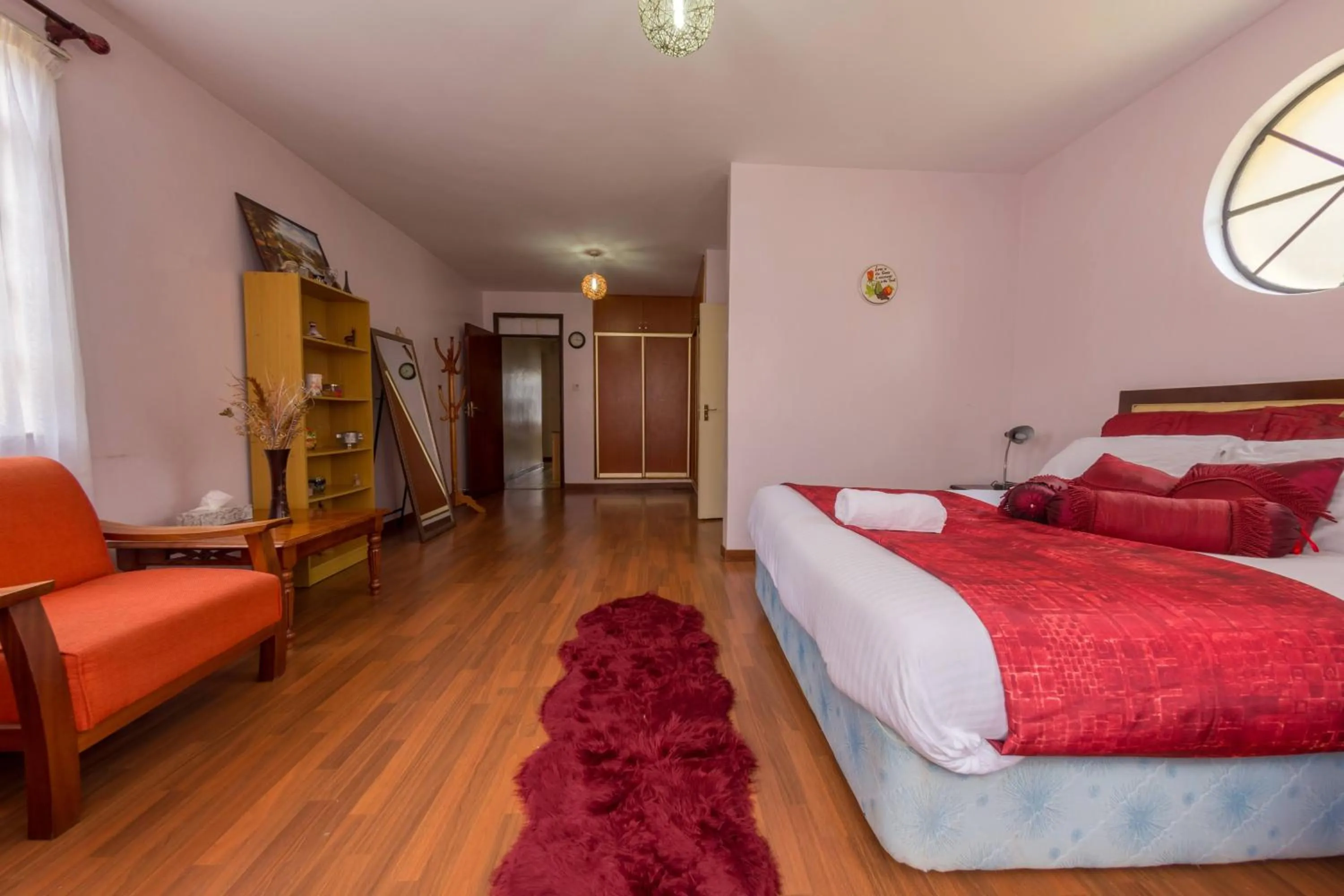 Photo of the whole room, Bed in Takdiri Homes