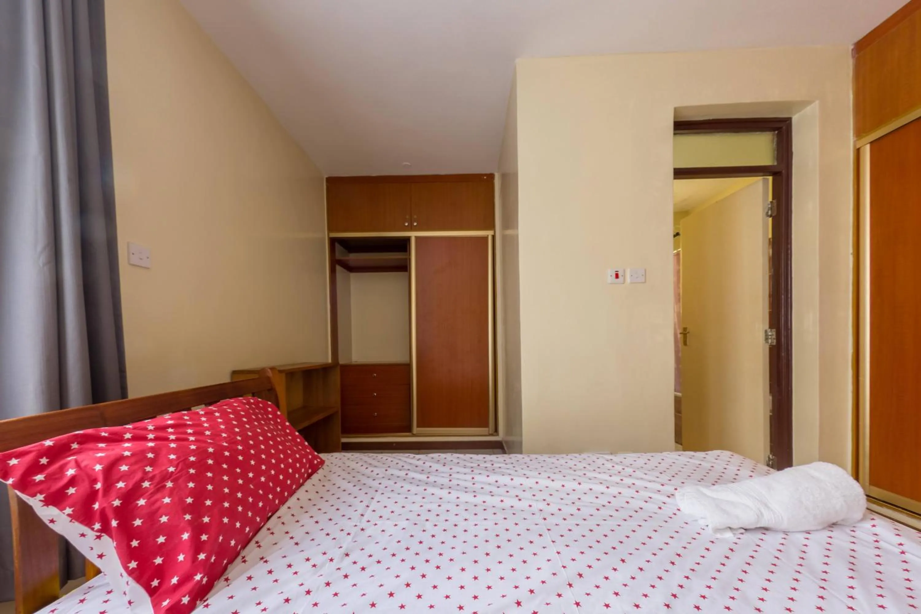 Photo of the whole room, Bed in Takdiri Homes