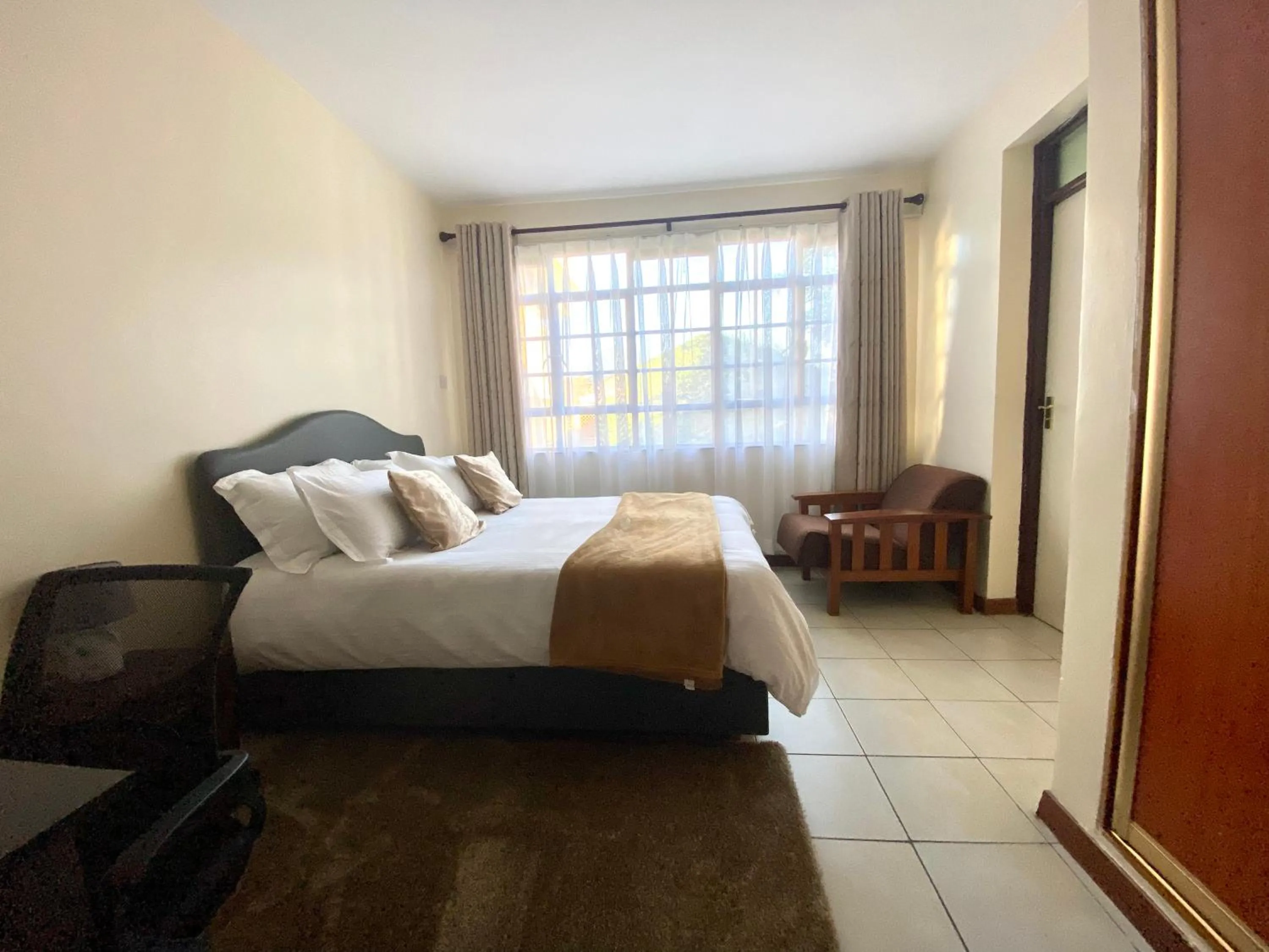 Photo of the whole room, Bed in Takdiri Homes