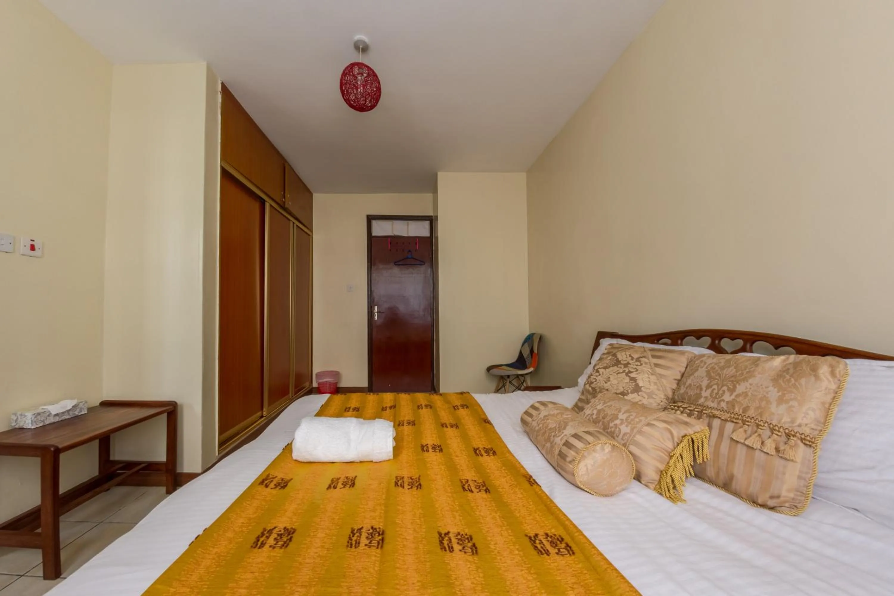 Photo of the whole room, Bed in Takdiri Homes