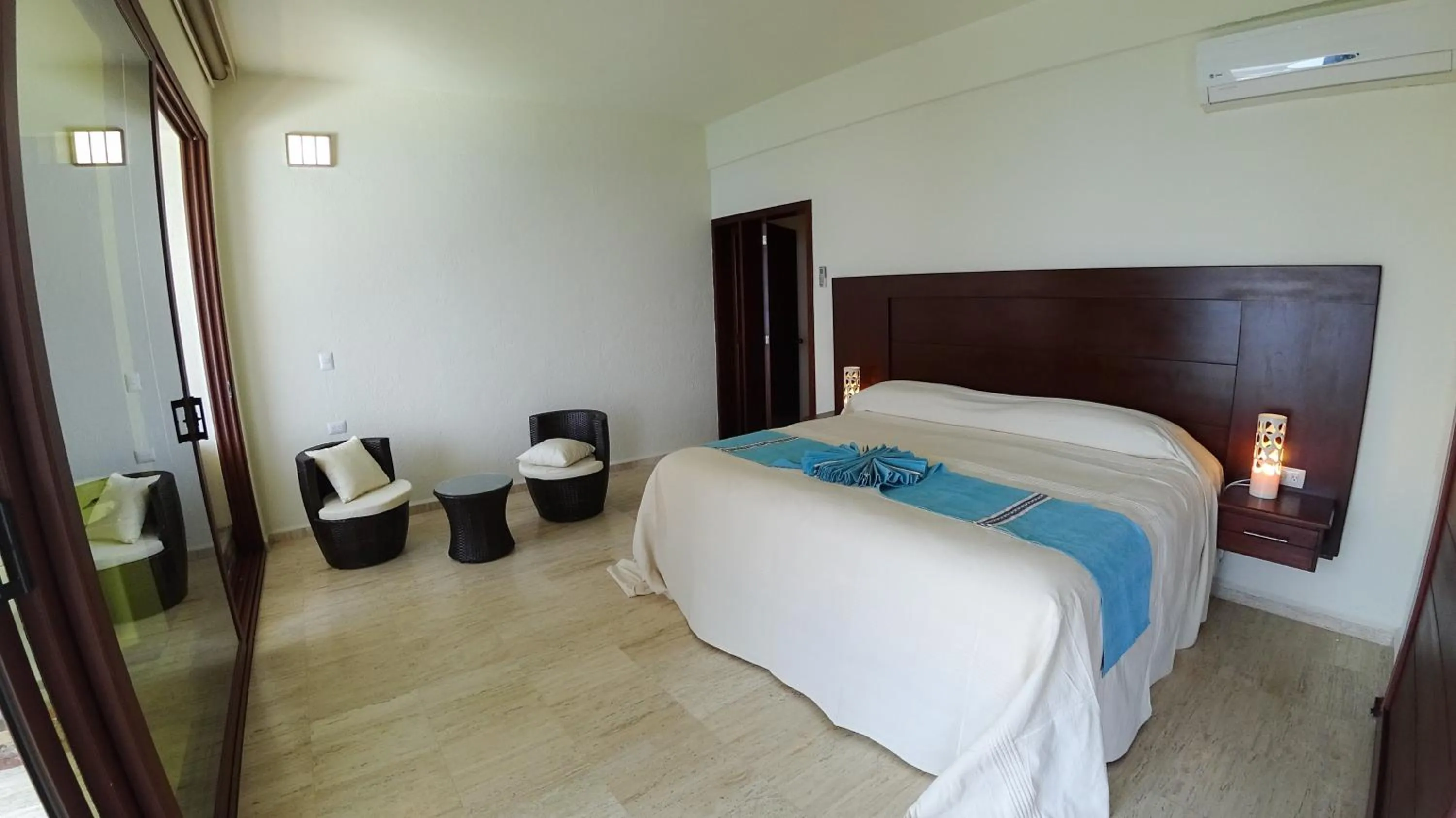 Photo of the whole room, Bed in Pacific King Hotel