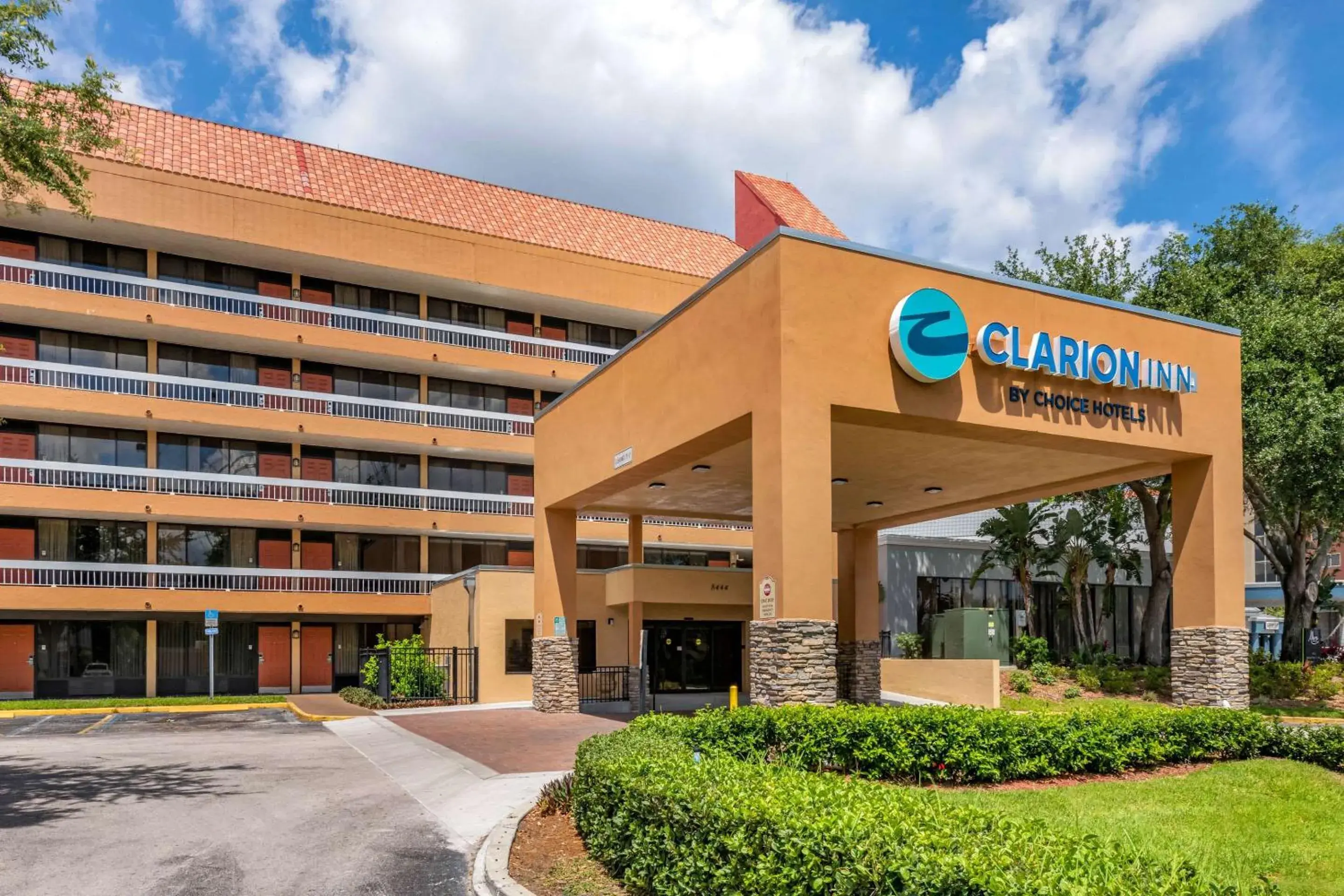 Property building in Clarion Inn Orlando International Drive - ICON Park Property building in Clarion Inn Orlando International Drive - ICON Park